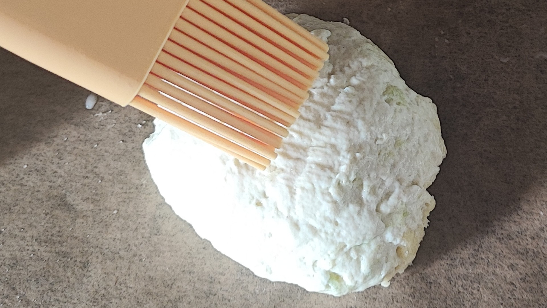 Spennella delicatamente la superficie con latte q.b.: così in cottura diventeranno dorati e più belli da vedere
