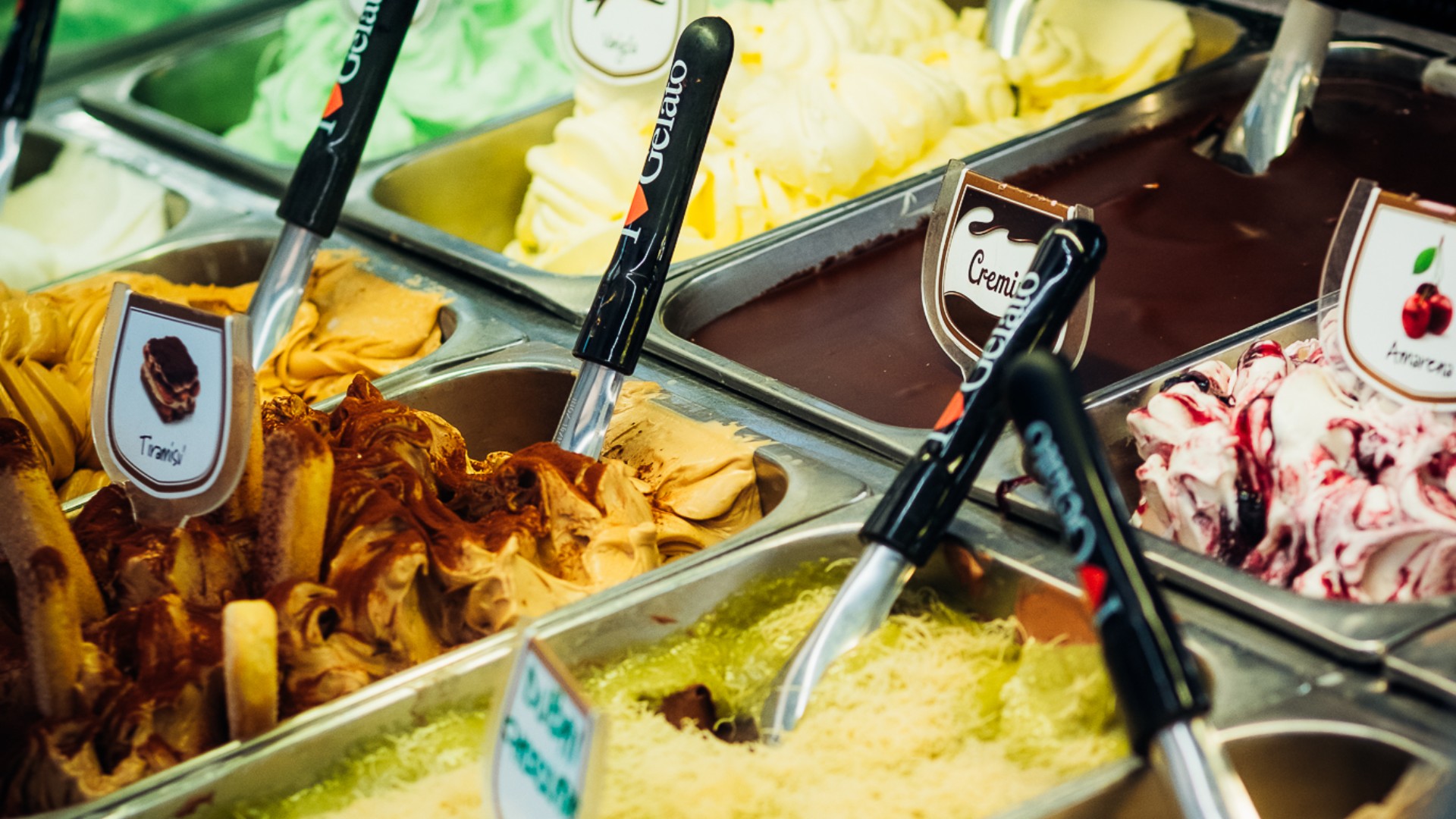 I sorbetti alla frutta contengono una buona quantità di acqua e possono aiutare nei periodi più caldi a mantenere l'idratazione
