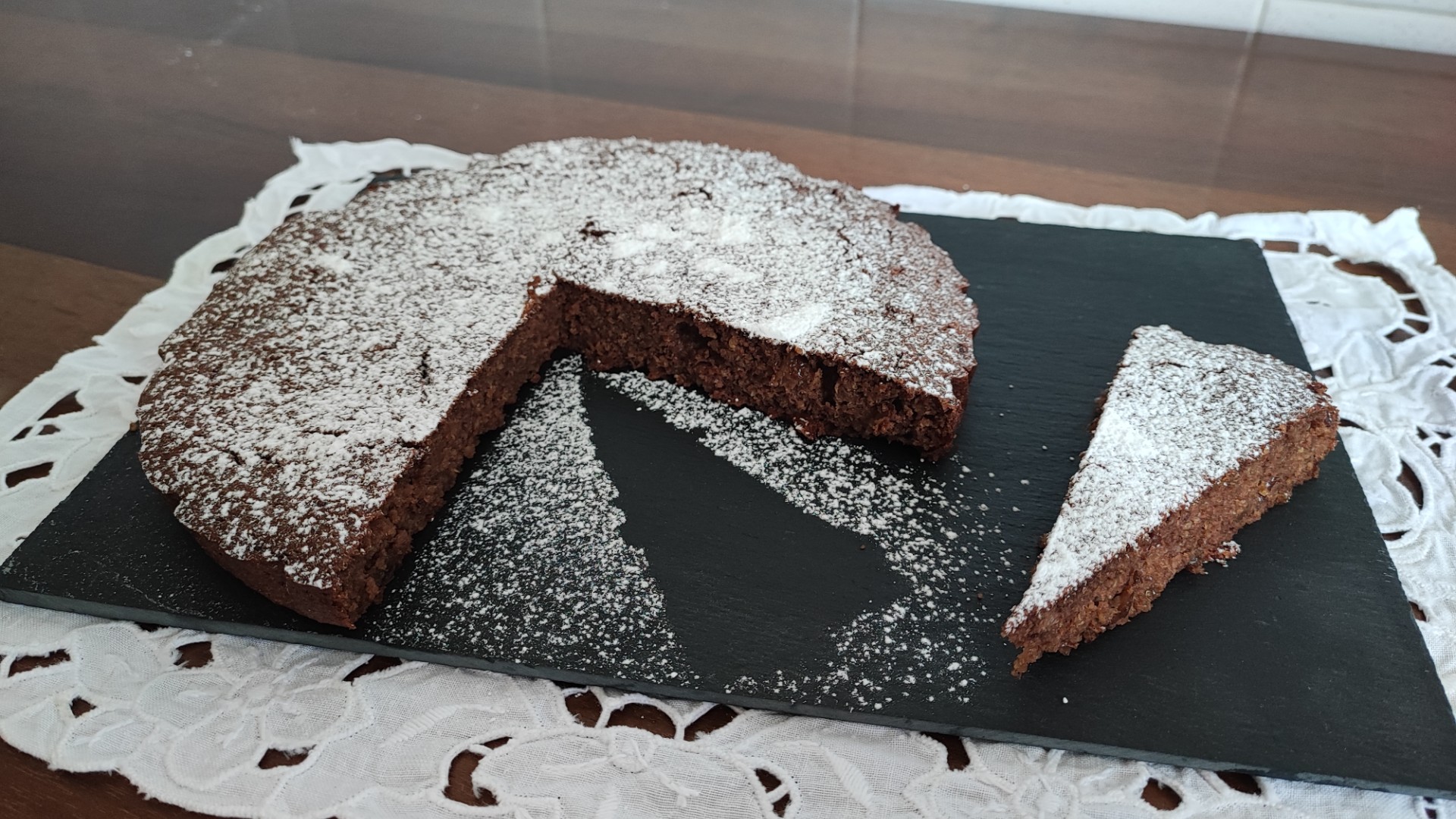 Una volta fredda, spolvera la torta con zucchero a velo q.b. e gustala: è buona, sana e naturalmente senza glutine!