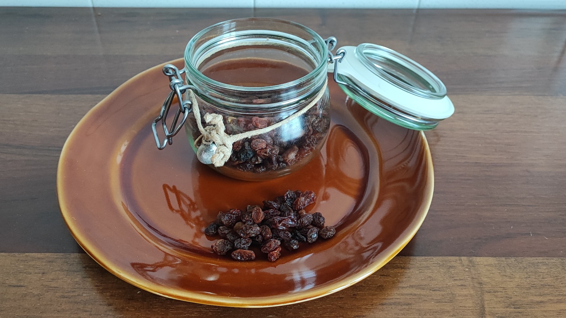 Metti in ammollo 90 g di uvette per farle ammorbidire: daranno dolcezza e morbidezza alla torta
