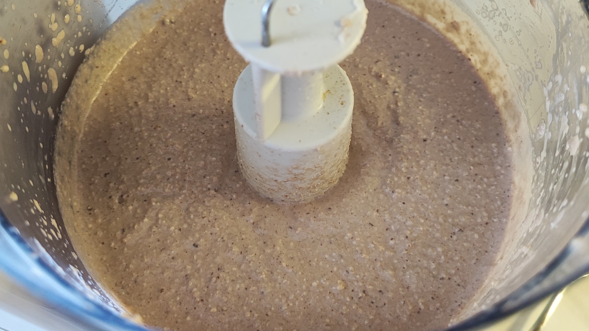 In un frullatore unisci quinoa scolata, 120 ml di latte vegetale, 50 ml di olio di cocco e cannella q.b.. Frulla fino a ottenere un impasto cremoso
