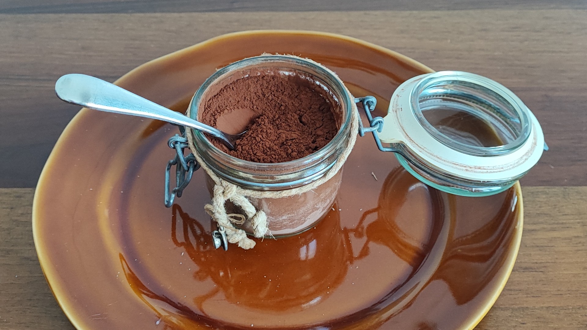 Aggiungi all'impasto 70 g di cacao, 1 cucchiaino di lievito per dolci e le uvette scolate. Puoi anche frullarle se preferisci una consistenza liscia
