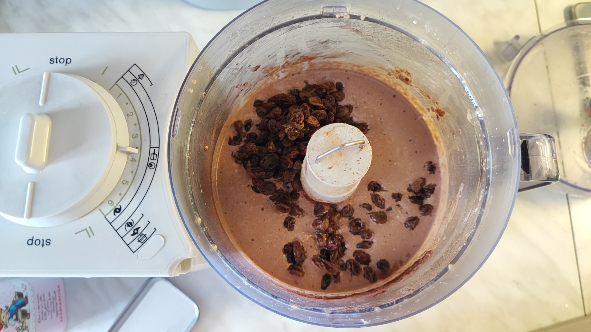 Arricchisci il composto con gocce di cioccolato q.b. per un tocco fondente che sorprenderà ogni morso
