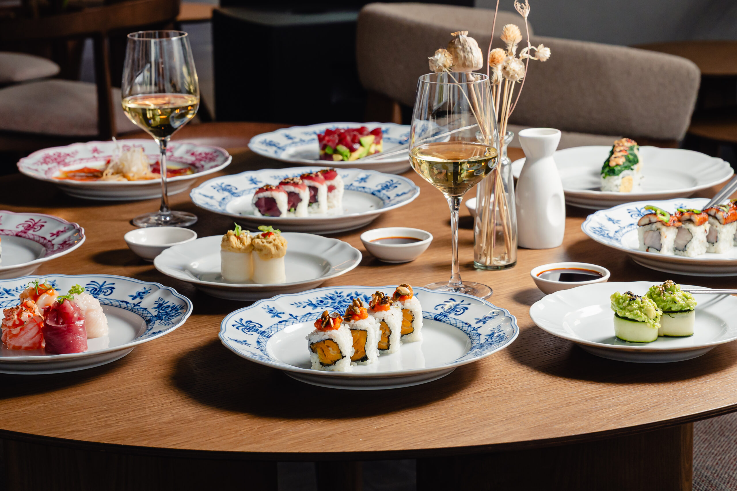 In un quartiere vibrante come Tortona, Bluesquare si conferma come uno degliindirizzi milanesi più amati per vivere l’aperitivo in chiave conviviale e senza schemi.