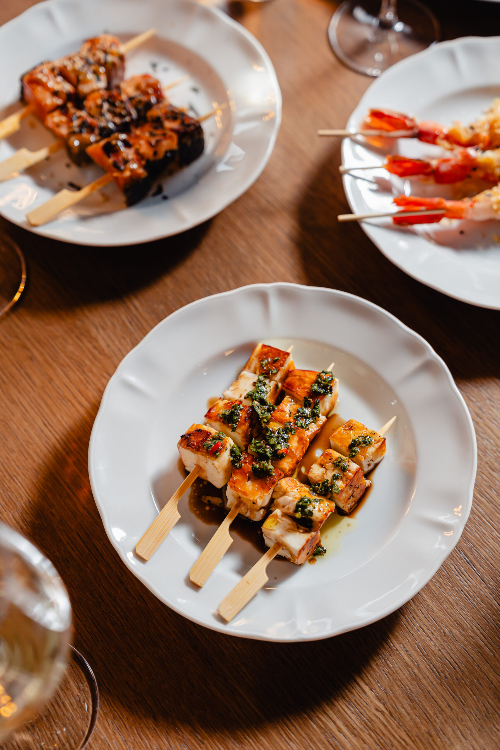 La varietà del menù consentedi iniziare con qualche piattino sfizioso “to share” e poter proseguire, fino atrasformare l’aperitivo in un’esperienza conviviale che dura tutta la serata.