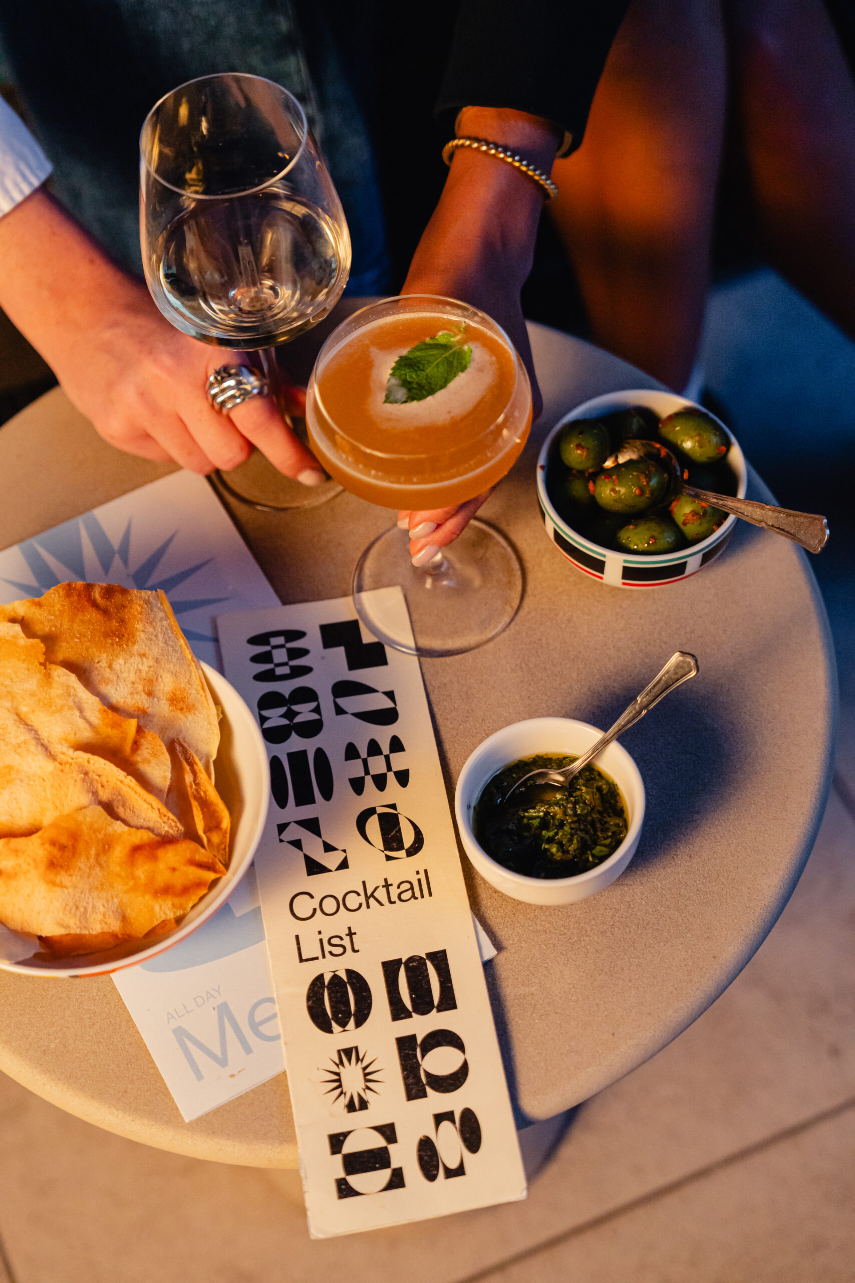 Si passa da piccole creazioni da abbinare a un drink, a portate più strutturate che possono comporre una cena completa. 