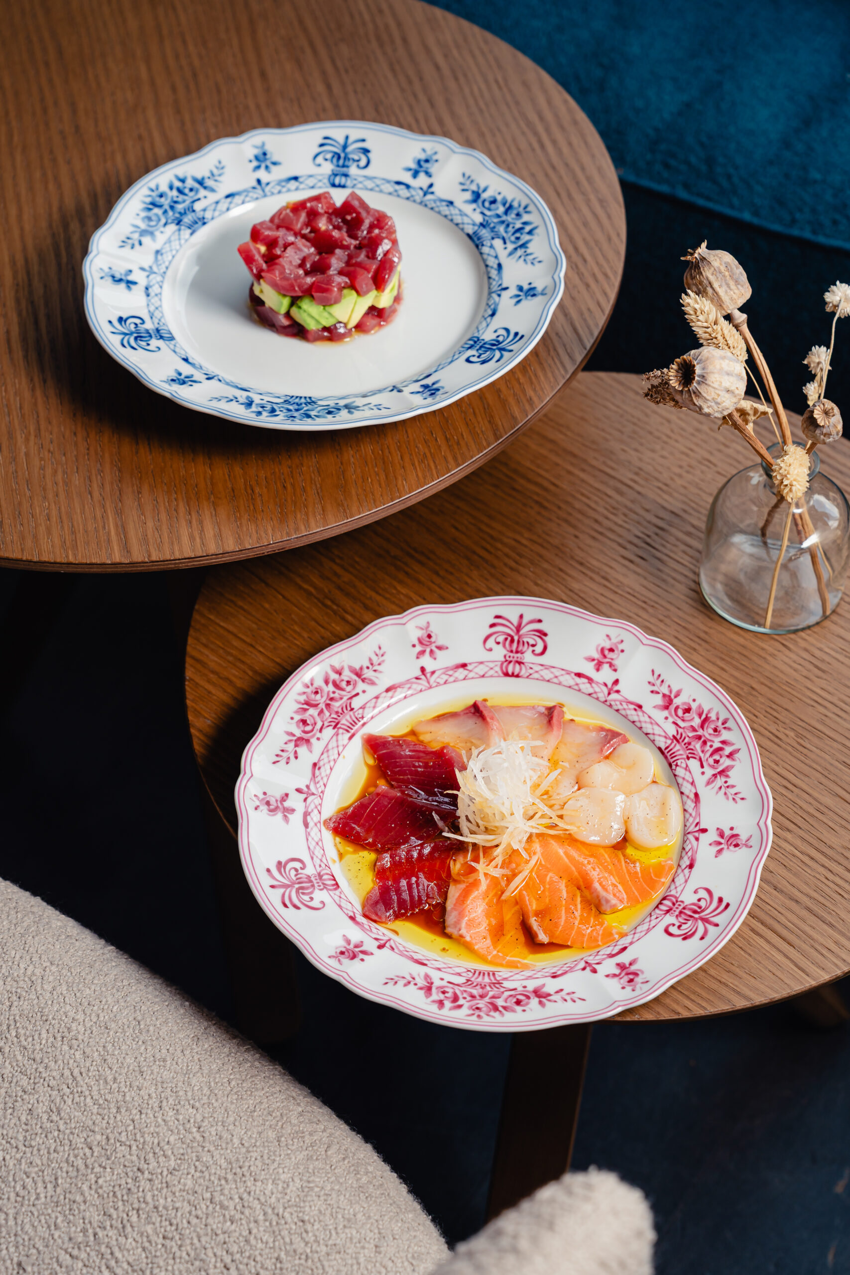 Tra i protagonisti del menù spiccano gli spiedini robata, come il “Misozuke diSalmone” marinato in salsa di miso, il polpo con salsa romesco e chimichurri el’halloumi cheese servito con balsamic soy e tomato dressing. 