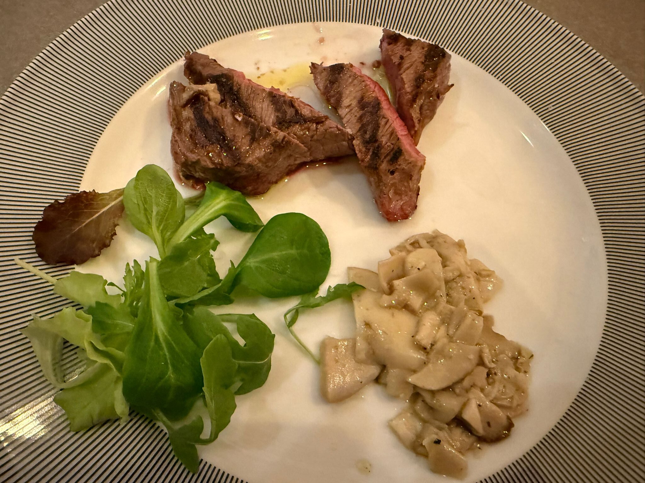 L'accostamento con la carne rimane un classico.