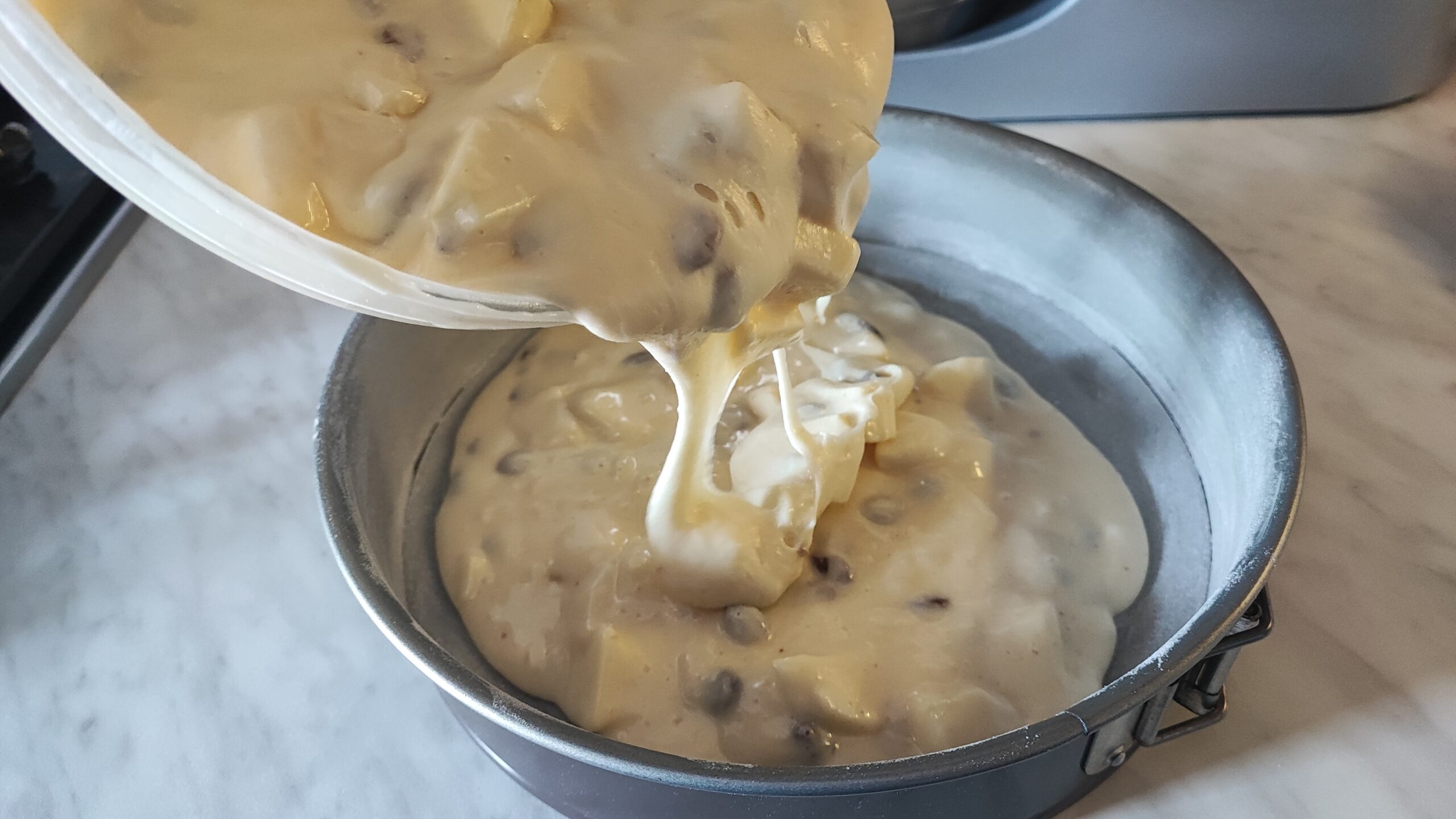 Questi gli ingredienti:
1 vasetto di Yogurt Greco bianco naturale (150 gr) a temperatura ambiente

2 vasetti Zucchero

3 Uova medie a temperatura ambiente

1 vasetto Olio di semi

2 vasetti Farina 00

1 vasetto Amido di Mais

n. 2 mele

n. 1 limone

uvetta q.b., a piacere

1 bustina di Lievito in polvere per dolci (16 g)

Granella di zucchero per decorare (q.b.)