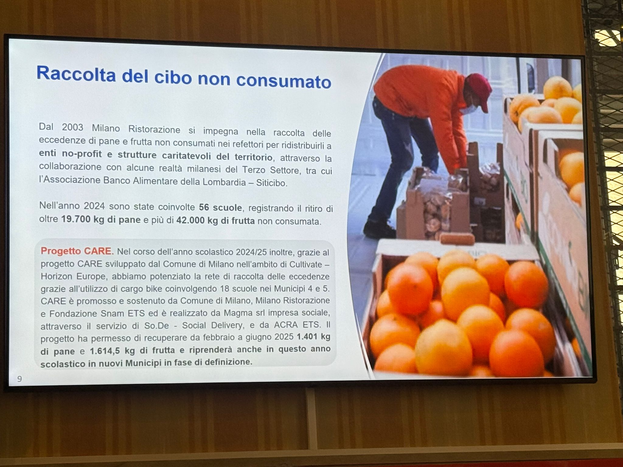 Il nuovo menu inverno scolastico, che entrerà in vigore il prossimo novembre, si arricchisce di piatti pensati per offrire varietà e qualità nutrizionale. Tra i primi trovano spazio la vellutata di cavolfiori con crostini integrali biologici, accanto a nuovi secondi come il burger di legumi e il pesce alla crema di melanzane. Nei contorni si aggiungono i carotini, stick di carota cotti al forno. Per i nidi sono state studiate nuove proposte, come la pasta biologica alla crema di verdure e quella al ragù di pesce, la platessa in crema di agrumi e carote e gli spinaci saporiti, con l’obiettivo di rendere più gradite anche le verdure meno amate. Il calendario include inoltre giornate a tema dedicate alla tradizione gastronomica locale, per avvicinare i bambini alla cultura del cibo del territorio.