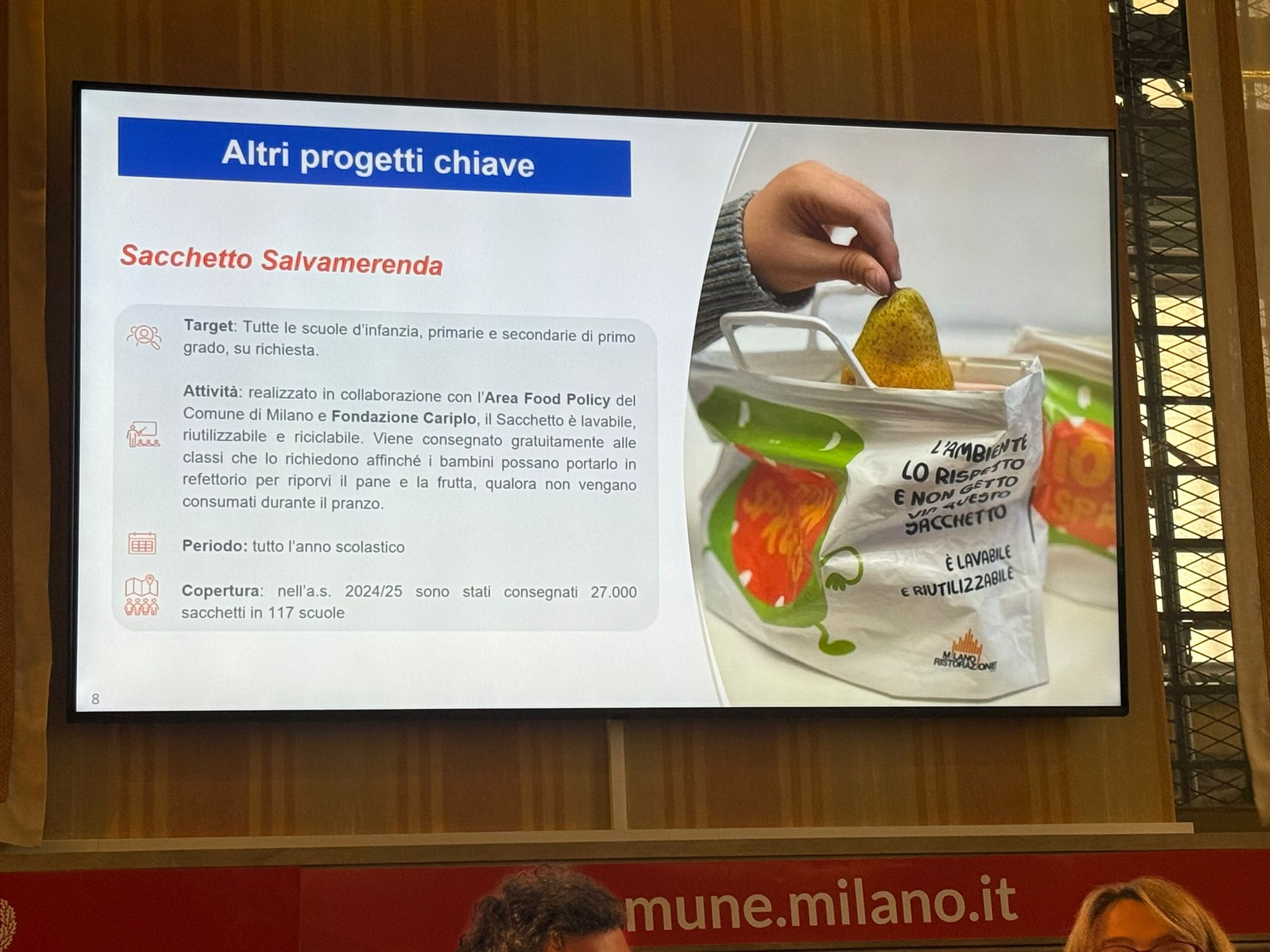 Interessante il confronto del gradimento complessivo di ogni portata con quello derivante dalla pesatura del cibo non consumato in tutti i refettori delle scuole primarie servite, che si attesta al 74%, con percentuali maggiori nei quartieri esterni della città. Per ogni portata, infatti, il volume percentuale di cibo effettivamente consumato restituisce un dato di gradimento superiore. L’iniziativa “Frutta a metà mattina” si conferma poi un intervento efficace e trasversale, capace di migliorare significativamente il gradimento del pasto scolastico, ridurre lo spreco e promuovere abitudini alimentari più sane tra i bambini. Infatti, in tutte le scuole che aderiscono al programma si registra un miglior apprezzamento di tutte le portate, con un incremento che varia tra il 6% e il 13%. Tra i frutti preferiti spiccano la banana gradita per il 77%, seguita dalle clementine e dalle albicocche. Le diete speciali infine raggiungono un gradimento per primi piatti, frutta e dessert in linea con il menu di base, ribadendo l’attenzione verso le esigenze sanitarie ed etico-religiosi di ciascun bambino.