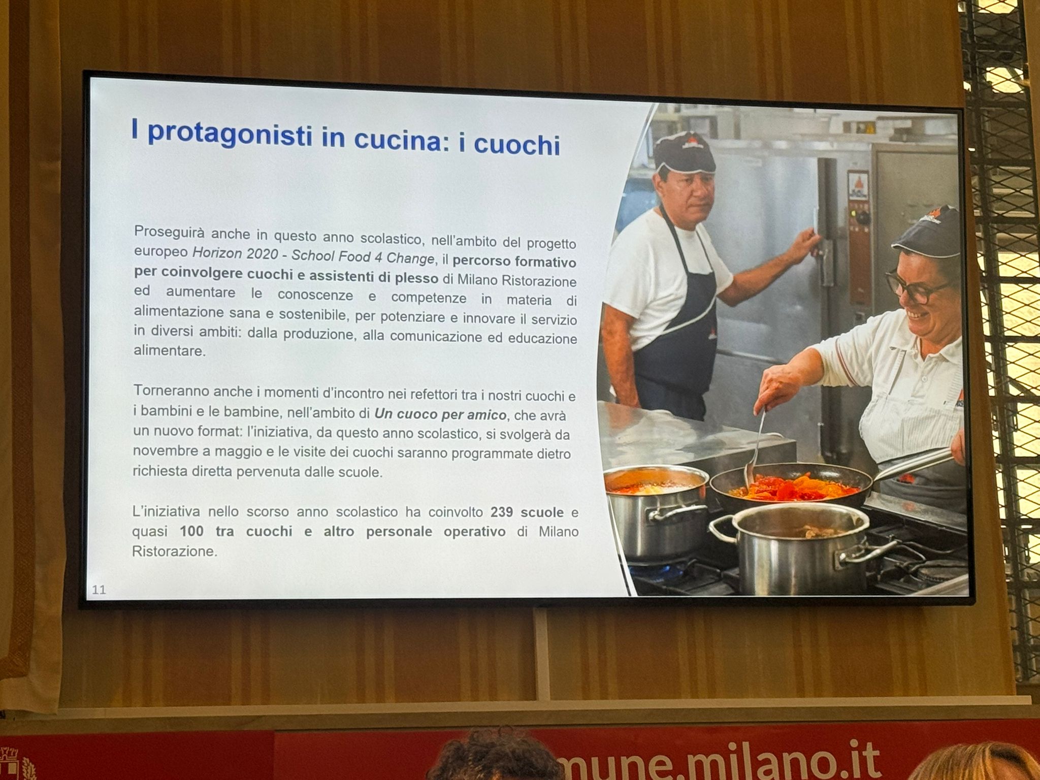 Tra i secondi piatti, le preparazioni a base di carne e formaggi restano le più apprezzate dagli studenti: spiccano le rustichelle di pollo biologico (81%) e la cotoletta di lonza alla milanese (77%). Minore riscontro, invece, per le proposte vegetali, che si confermano le più critiche della categoria.
Anche per il 2024/2025, i contorni si confermano la categoria più divisiva: se da un lato le patate arrosto ottengono buoni punteggi (64%), dall’altro le verdure cotte, come spinaci ed erbette, ottengono le valutazioni complessive più basse a favore di contorni più colorati tra cui carote julienne e zucchine al forno.
