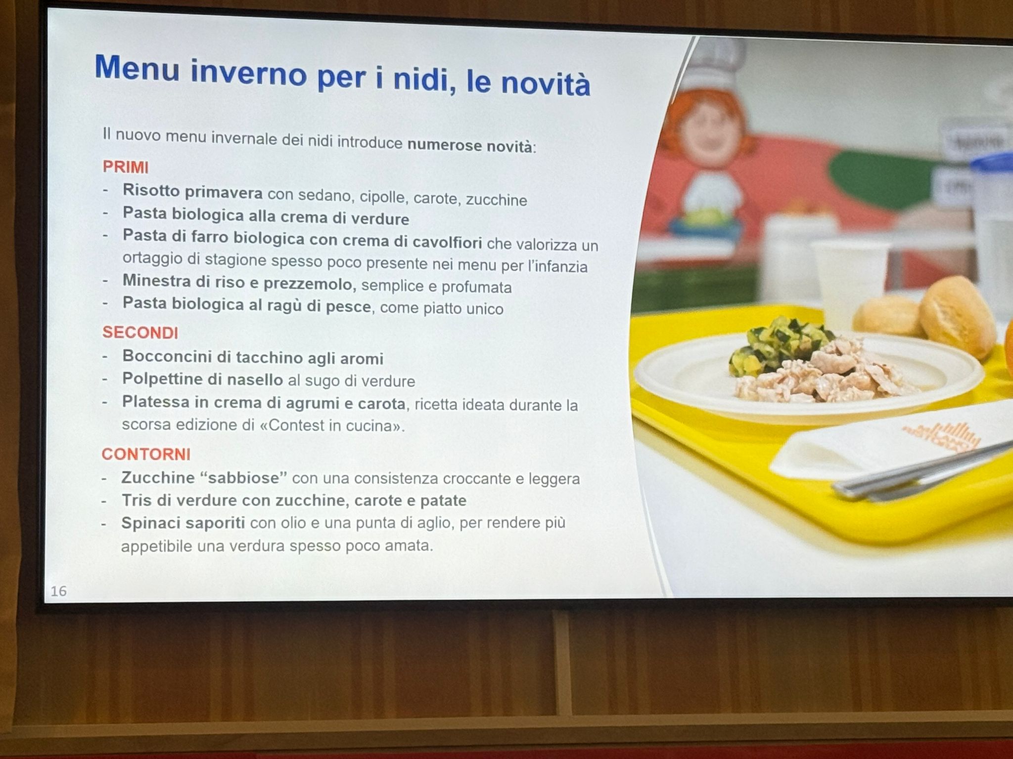 Tra le novità più importanti presentate con l’avvio dell’anno scolastico 2025/2026, la certificazione Bio del Ministero dell’Agricoltura di tutte le cucine dei nidi del Comune di Milano, con oltre il 76% degli alimenti acquistati per i servizi 0-3 anni di origine biologica, che raggiunge il 100% per la passata di pomodoro, l’olio extravergine d’oliva, le uova e lo yogurt, e il rispetto di filiere cortissime per patate, cipolle, carote, coltivate sui terreni del Comune di Milano.