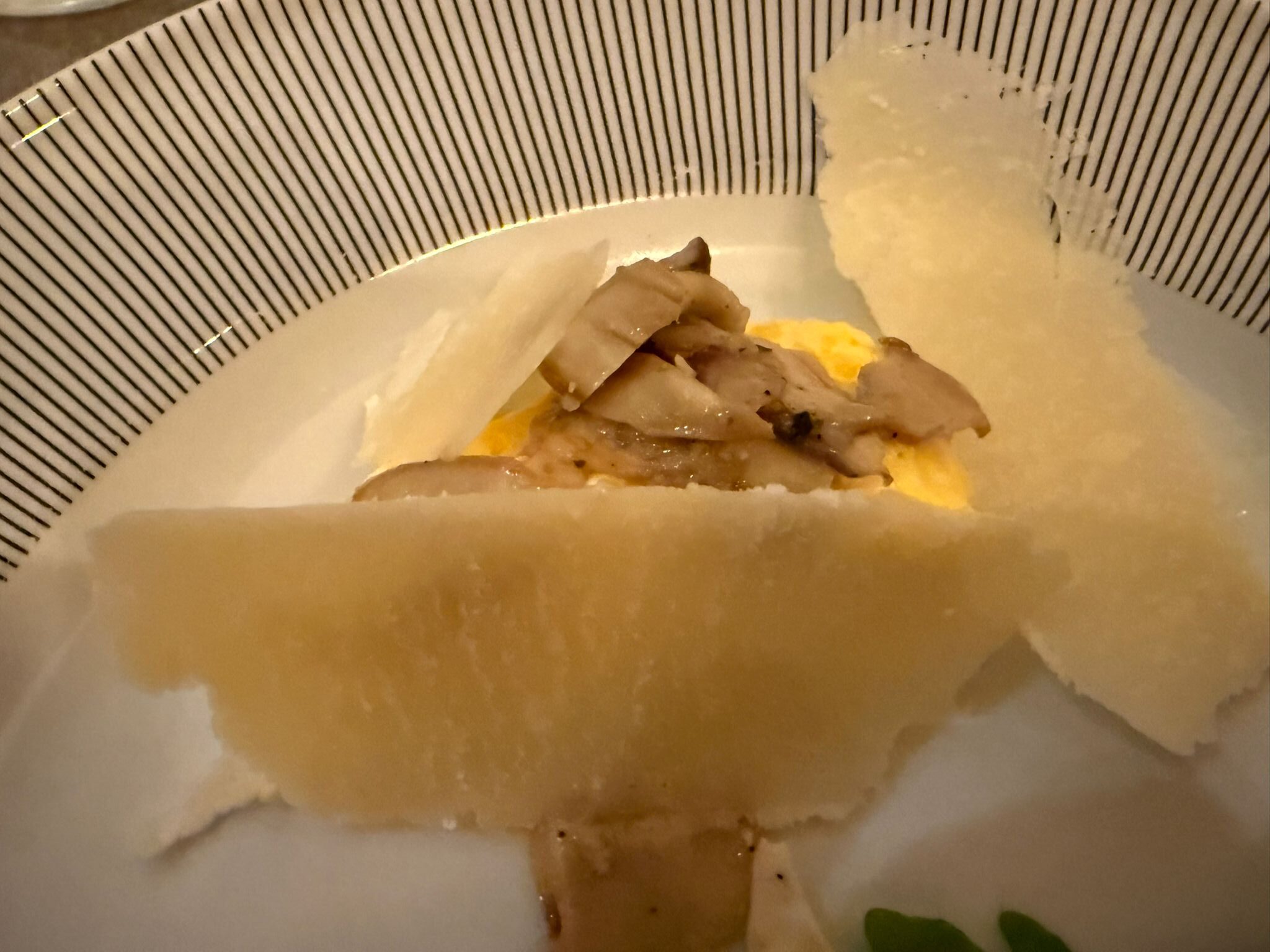 O anche su una mousse di zafferano con scaglie di grana.