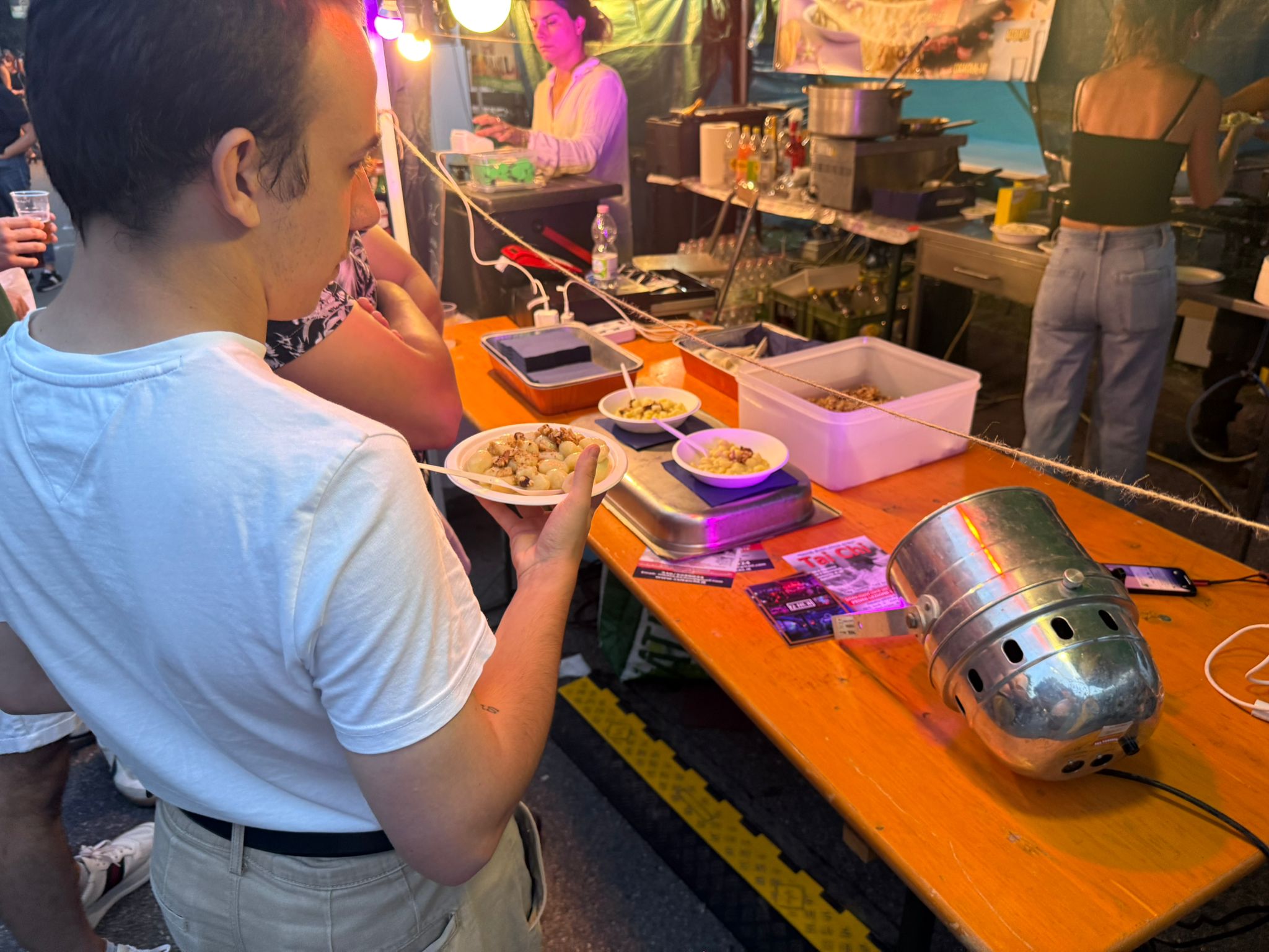 Lo zola divide l'Italia tra chi lo ama e chi dice semplicemente che puzza.