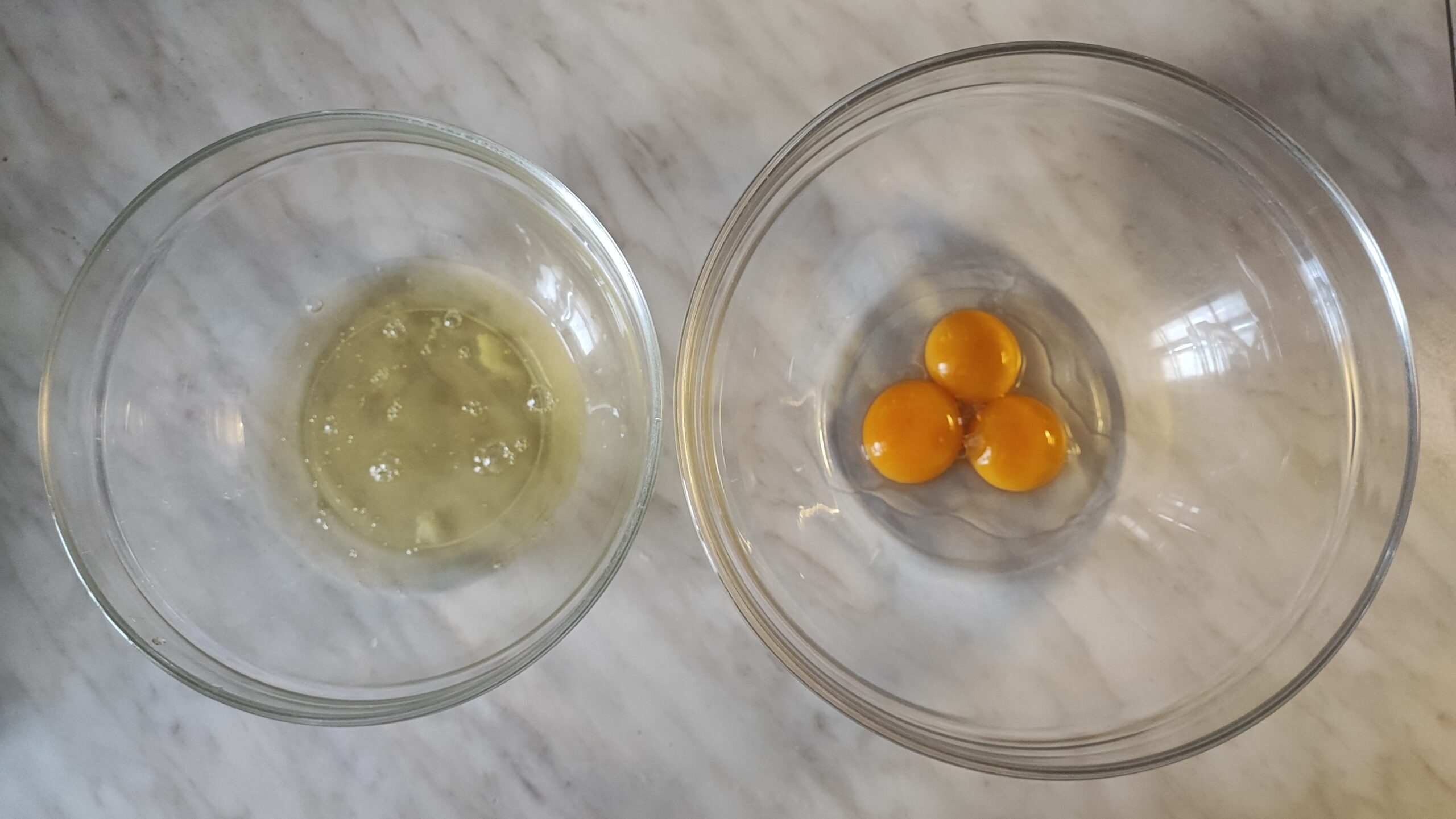 A questo punto unire le mele a pezzi e l’uvetta.  Imburrate ed infarinate uno stampo e versatevi il composto. In ultimo, cospargete la superficie con la granella di zucchero.