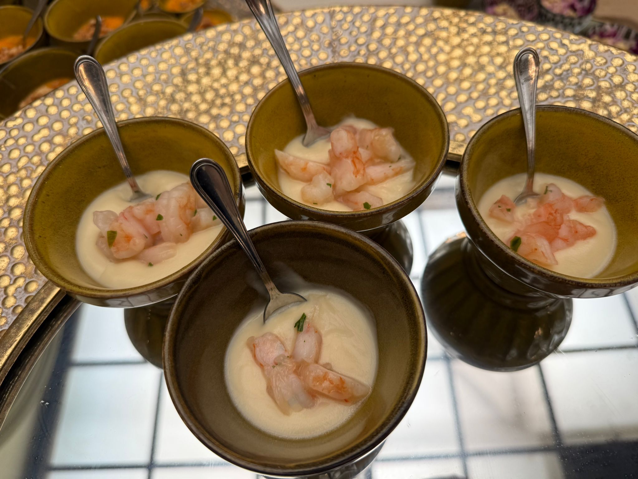 Gamberi immersi in una crema.