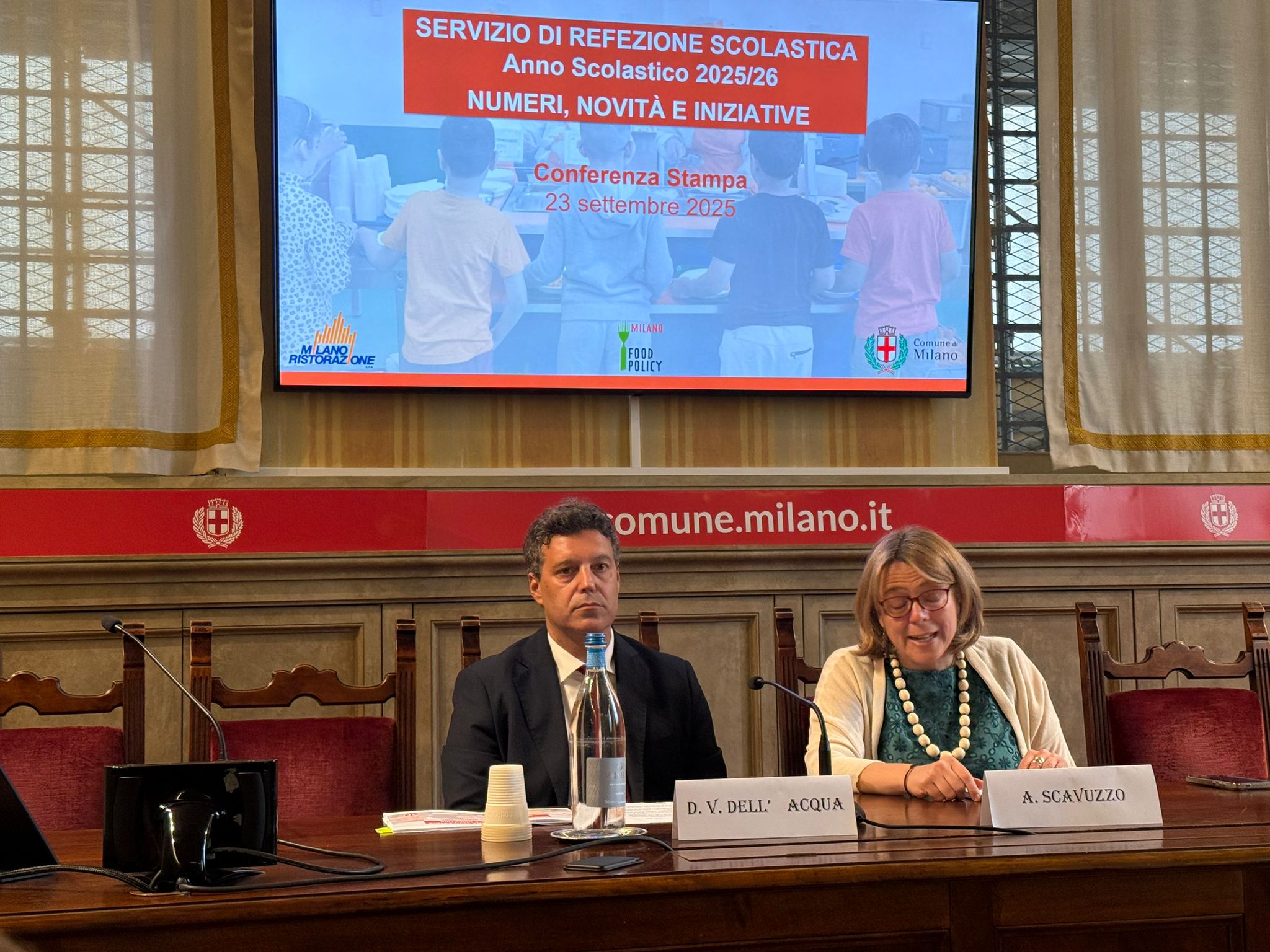  Il cibo come atto educativo oltre che come momento per nutrirsi, fin da piccolissimi e con il coinvolgimento di tutta la comunità educante e scolastica. Si conferma anche quest’anno l’impegno del Comune di Milano e Milano Ristorazione per trasformare il momento del pasto per bambine e bambini dai nidi alle scuole dell’infanzia, dalle scuole primarie alle secondarie di primo grado, in occasione per educare e far conoscere cibi, ricette, abitudini sane e sostenibili.