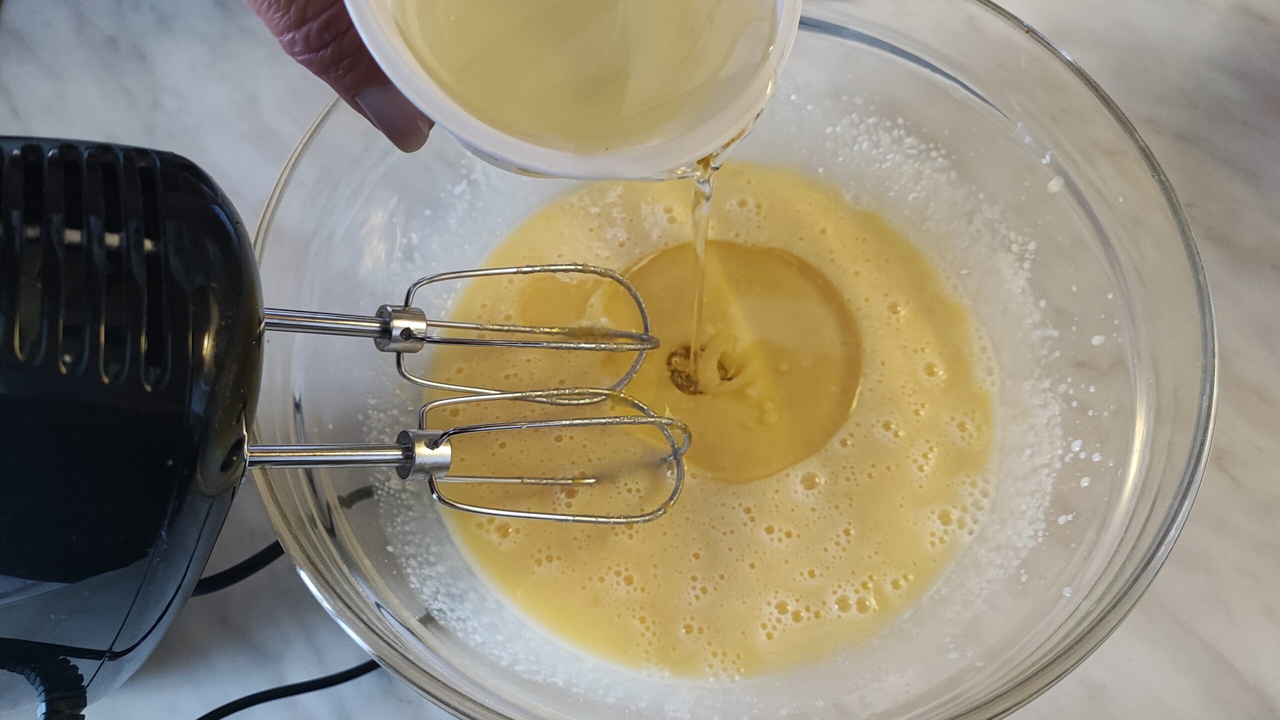 Riprendete gli albumi e con lo sbattitore montateli a neve ferma.