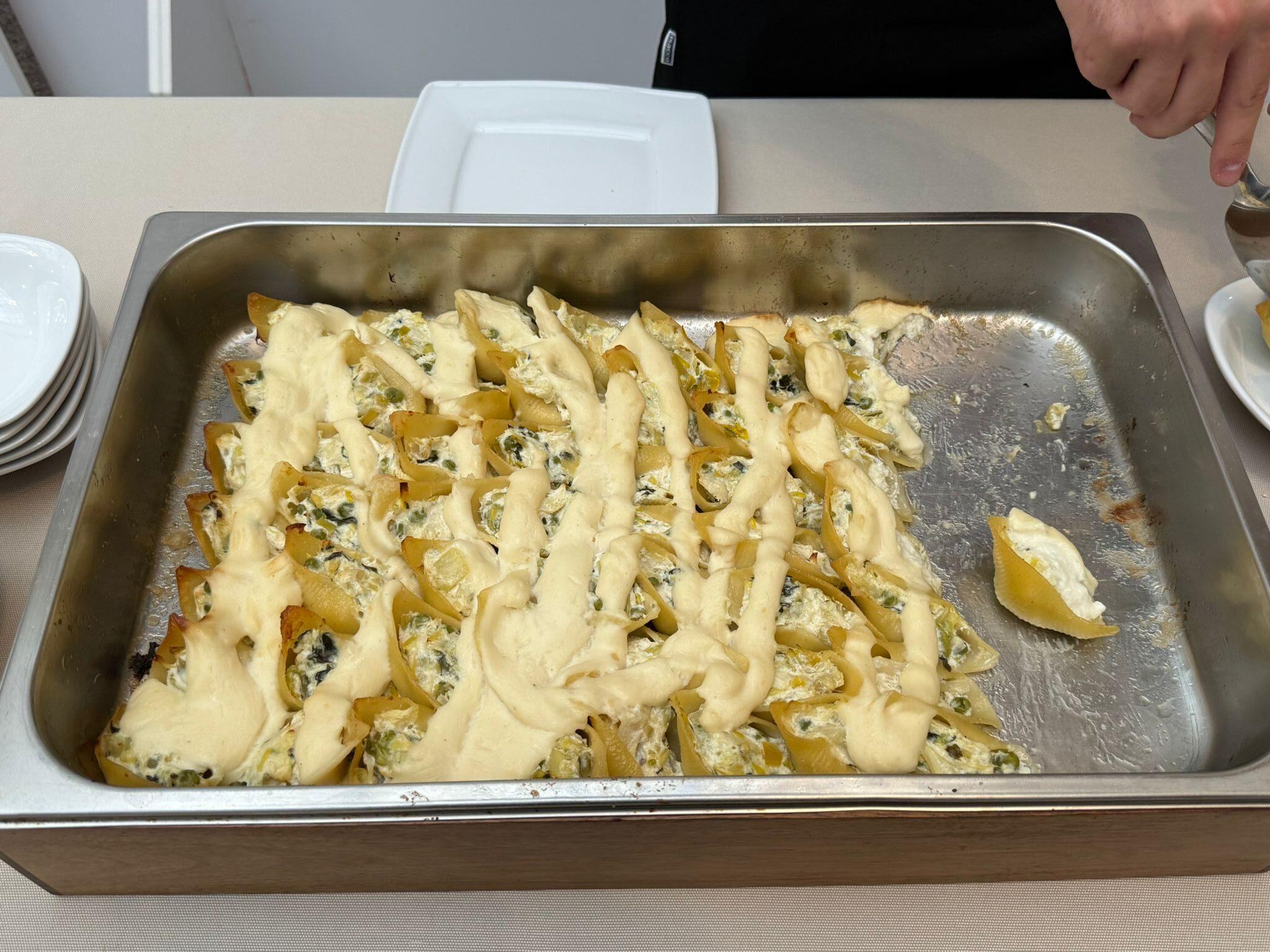 La pasta al forno ripiena di carciofi.