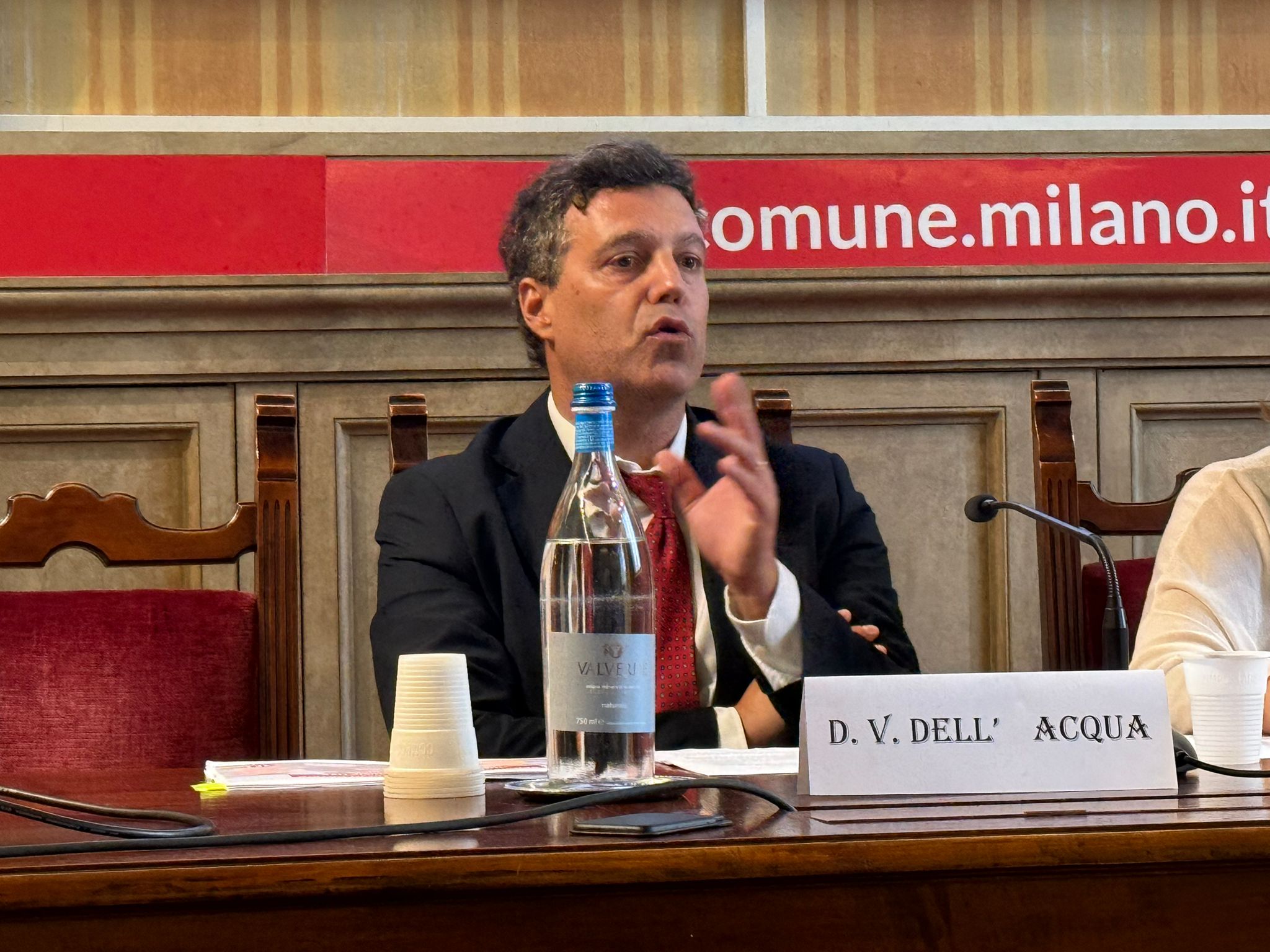 Da novembre a maggio torna “Tutti a tavola: mangiando si impara”, con percorsi in classe, visite in cucina e incontri per le famiglie, che quest’anno coinvolgeranno 44 classi dopo l’alto gradimento registrato lo scorso anno. In primavera riprendono anche gli appuntamenti serali “Dall’orto alla tavola”, occasione di dialogo tra genitori ed esperti, mentre i bambini si divertono a preparare ricette guidati da nutrizionisti. Confermate poi alcune iniziative ormai consolidate come “Frutta a metà mattina”, che si estenderà a 42 scuole dell’infanzia oltre a raccogliere le adesioni volontarie di scuole primarie e secondarie, e il Sacchetto Salvamerenda, per combattere lo spreco alimentare.
“Un cuoco per amico” invece abbraccerà un nuovo format: da novembre a maggio i cuochi entreranno nei refettori su richiesta delle scuole. Saranno previsti anche incontri con i fornitori e visite presso le loro sedi.
Non mancherà infine la distribuzione di info-menu e libretti educativi, strumenti semplici e immediati per accompagnare i più piccoli e le loro famiglie alla scoperta del mondo di Milano Ristorazione, della Food Policy di Milano e dei valori del cibo.