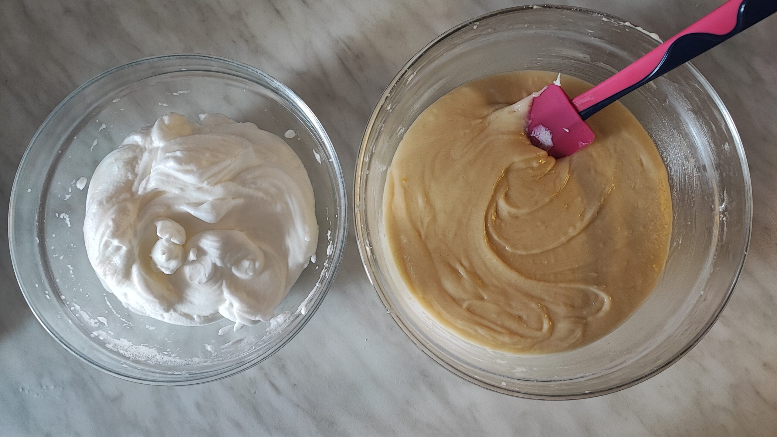 Ora è il turno delle uova, separate albumi e tuorli in due ciotole. Lasciate gli albumi da parte, aggiungete i tuorli al composto di yogurt e zucchero e con lo sbattitore amalgamate il tutto