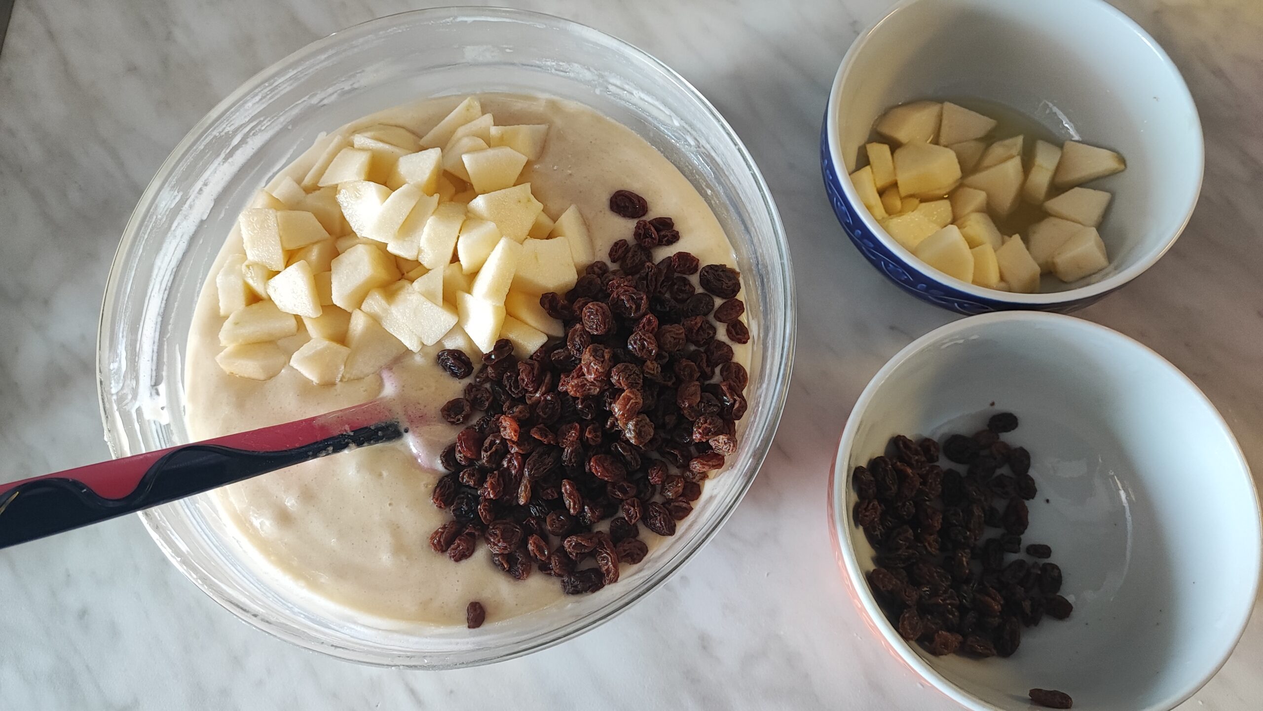 Ora prepariamo l’impasto. Versate lo yogurt in una ciotola. Lavate il vasetto ed utilizzatelo per dosare gli altri ingredienti. Unite 2 vasetti di zucchero e con uno sbattitore iniziate a lavorarli fino ad ottenere un composto liscio.