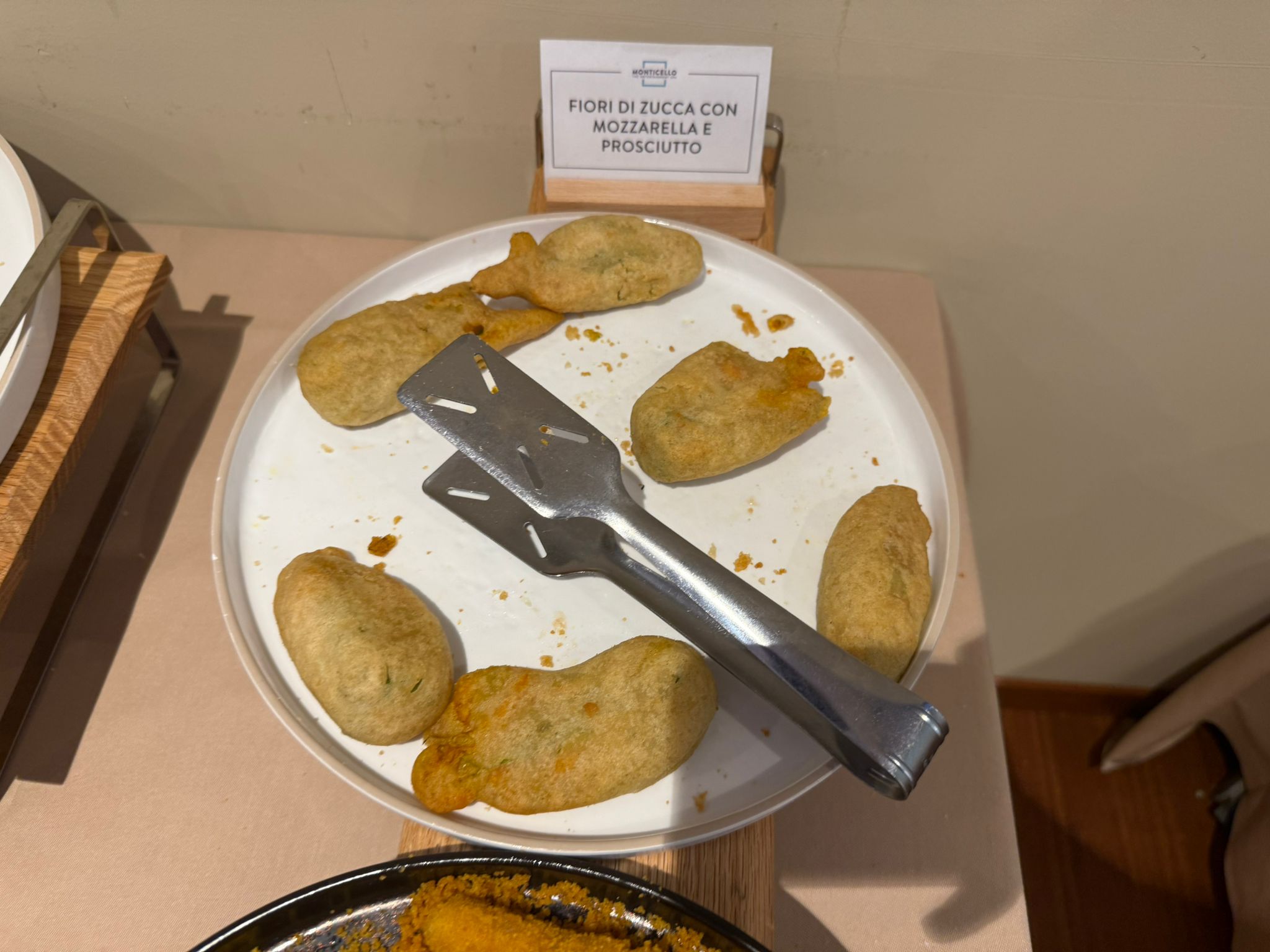 Al buffet si trova da mangiare di tutto.