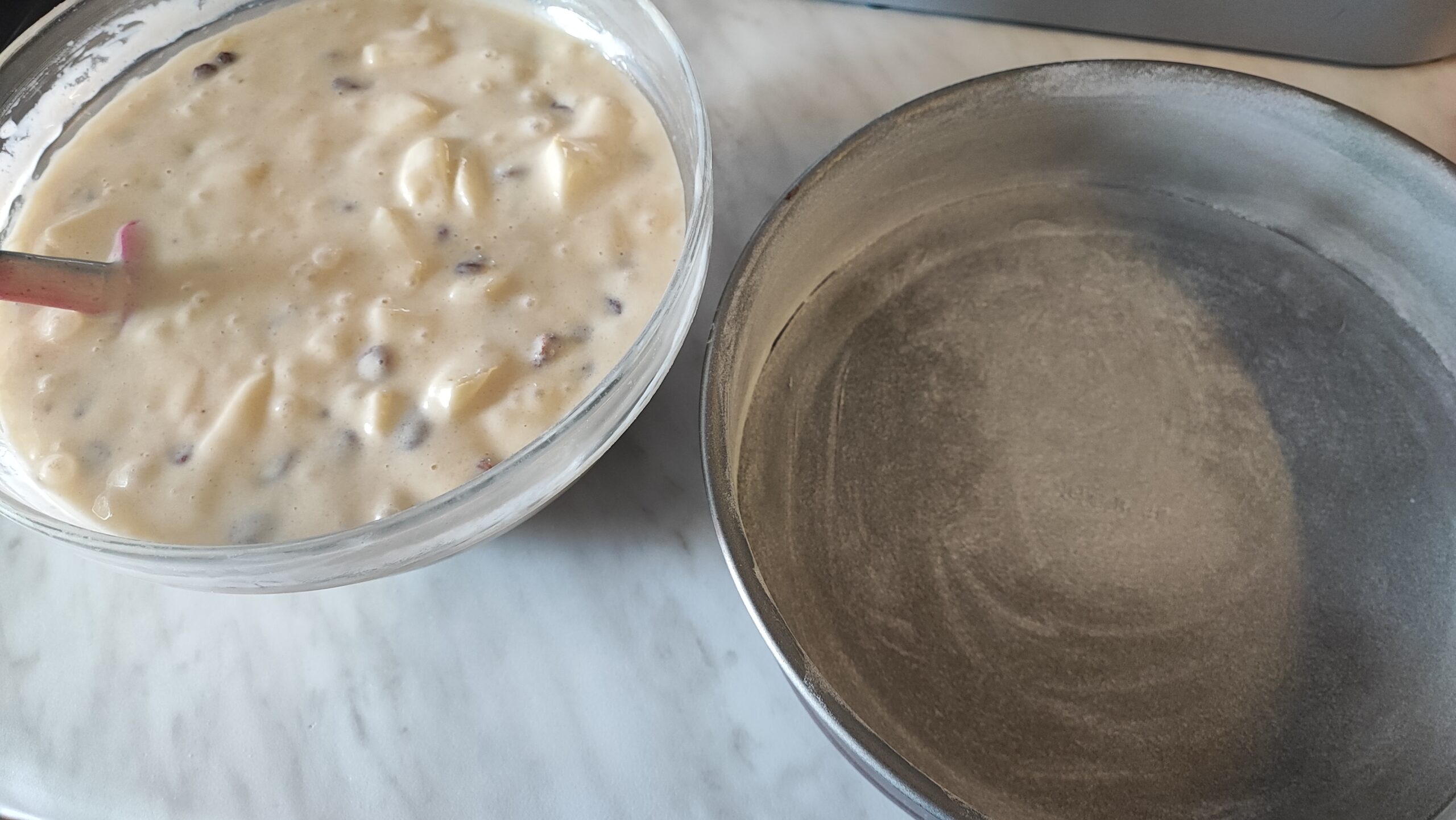 Per prima cosa, in una ciotola mettete in ammollo l’uvetta in acqua calda per farla rinvenire e lasciatela da parte. Sbucciate e tagliate a pezzi le mele, lasciatele anche loro da parte in una ciotola con del succo di limone ed acqua così che non anneriscano.