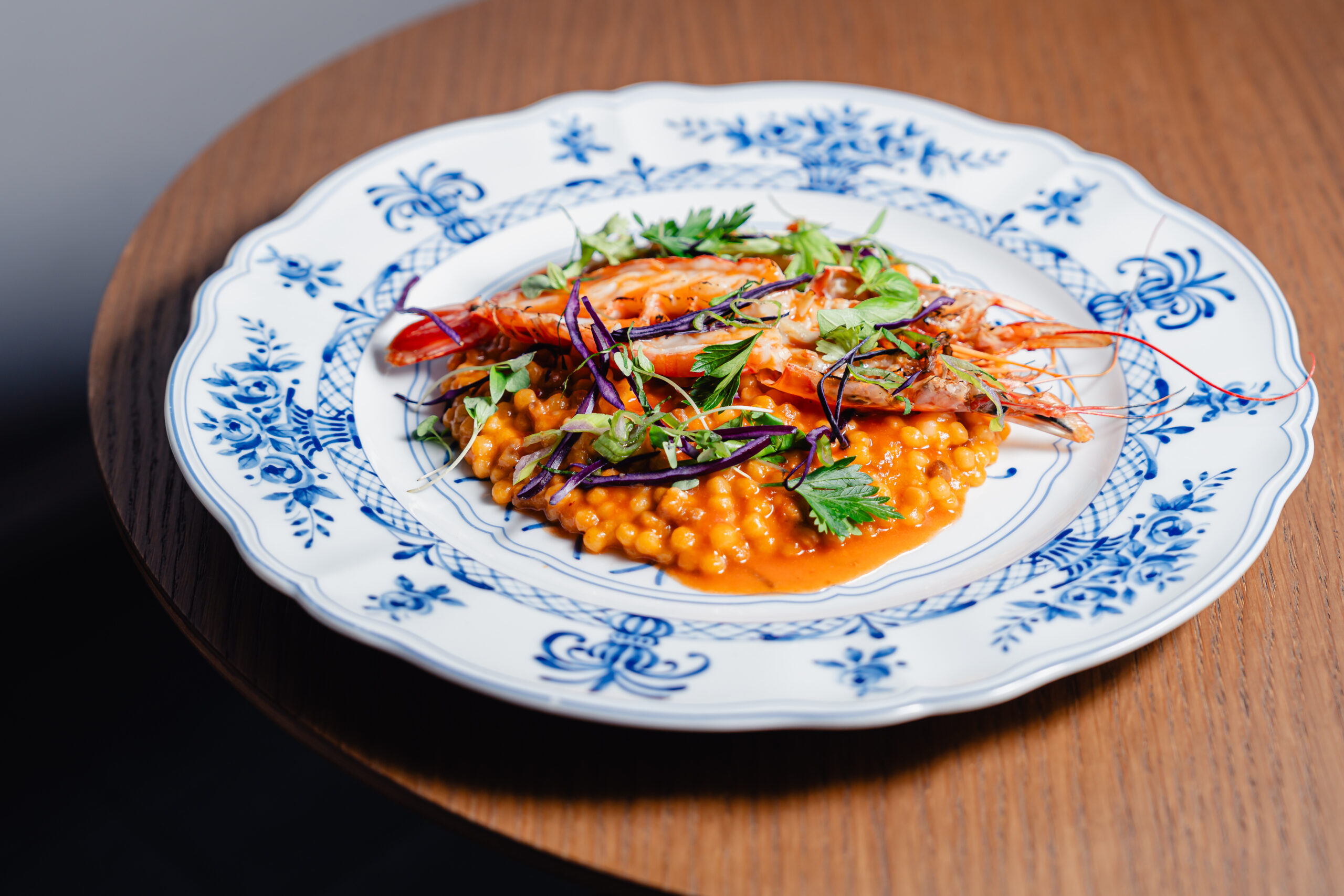  n menù con anima asiatica e cuore mediterraneoLa proposta gastronomica porta la firma degli chef Buddy Tamang e Fabrizio LorisMelchiorre, che vantano esperienze internazionali tra Australia, Nuova Zelanda eItalia, oltre a un solido background nella cucina asiatica. 