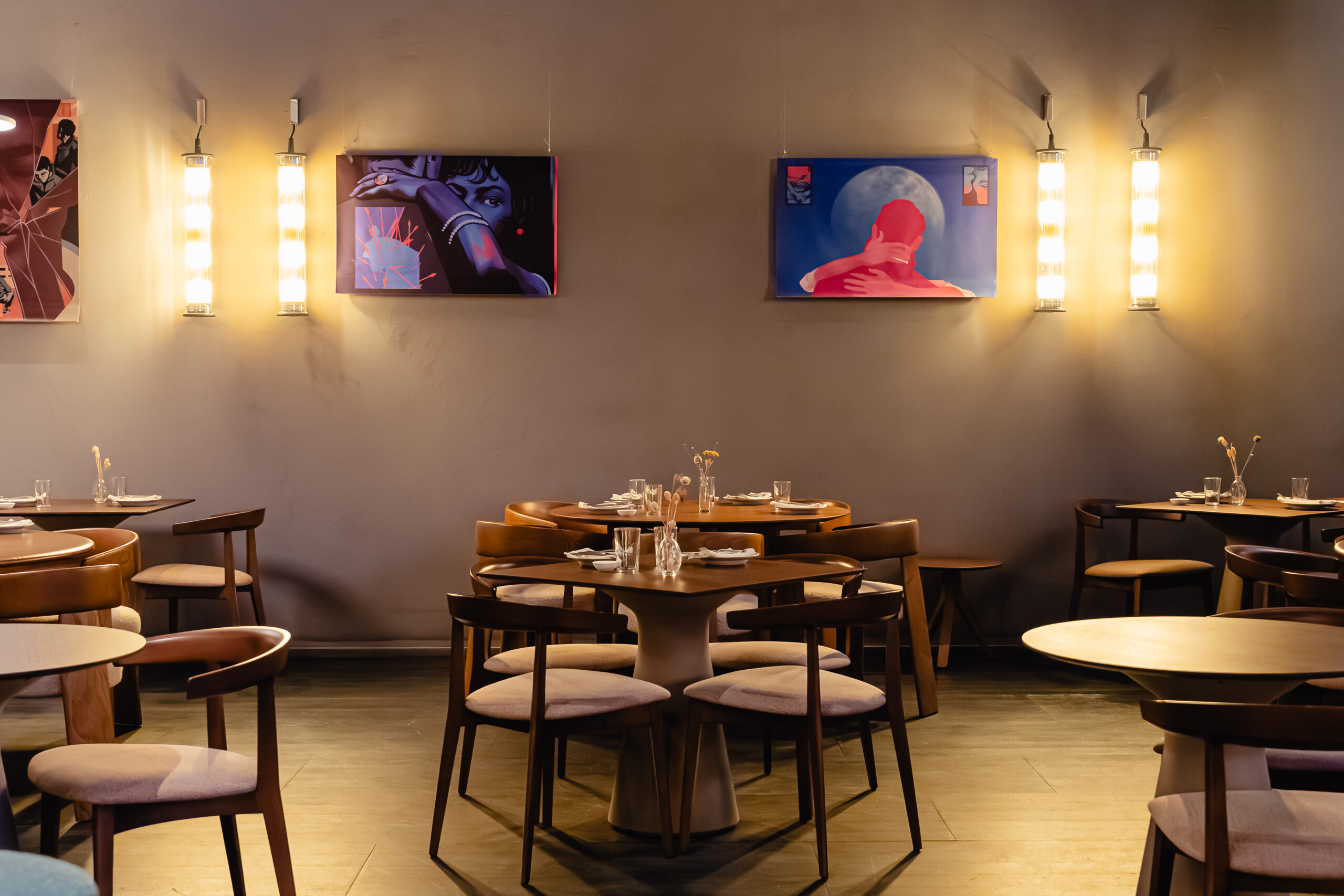 Dietro a Bluesquare ci sono tre giovani che hanno voluto creare un luogointernazionale, accogliente, capace di fondere l’anima cosmopolita di Milano conl’attitudine rilassata dei tapas bar.