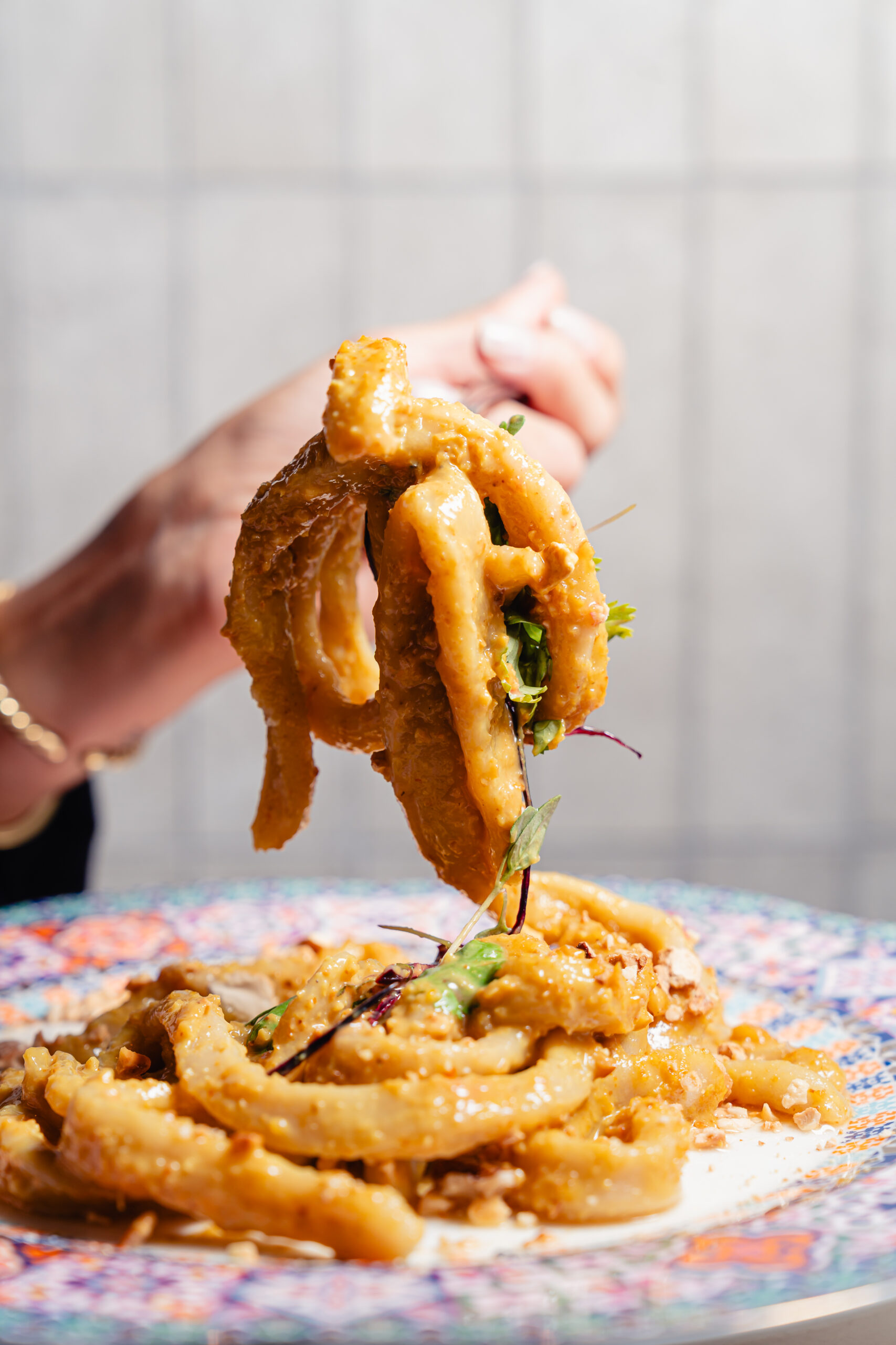 La serata inizia con un drink o un calice di vino accompagnati da alcune propostedella cucina e prende facilmente una piega nuova: l’aperitivo si allunga, si trasformain cena informale, diventa un momento da condividere con gli amici tra tapas, sushie musica.