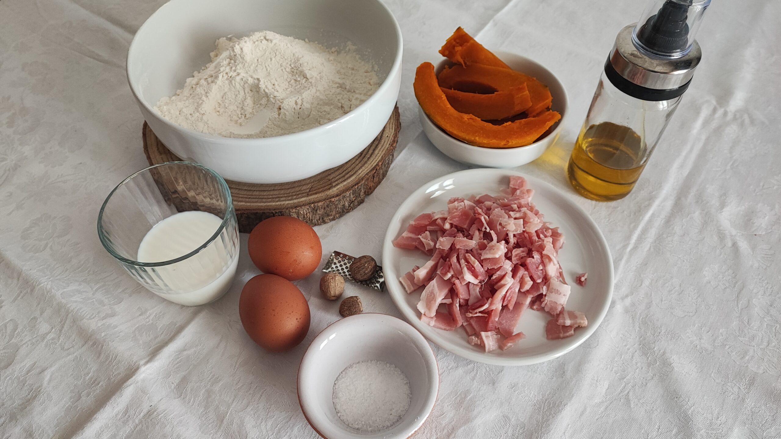 Quando l'acqua sarà pronta, salate e posizionate la “grattugia per Sptzle” sul tegame.
Riprendete ora la pastella ed in più riprese inseritela nella grattugia muovendo il contenitore avanti e indietro.
Questo movimento permetterà la formazione di piccoli gnocchetti che andranno direttamente nell'acqua bollente.
Non appena verranno a galla saranno pronti da scolare.