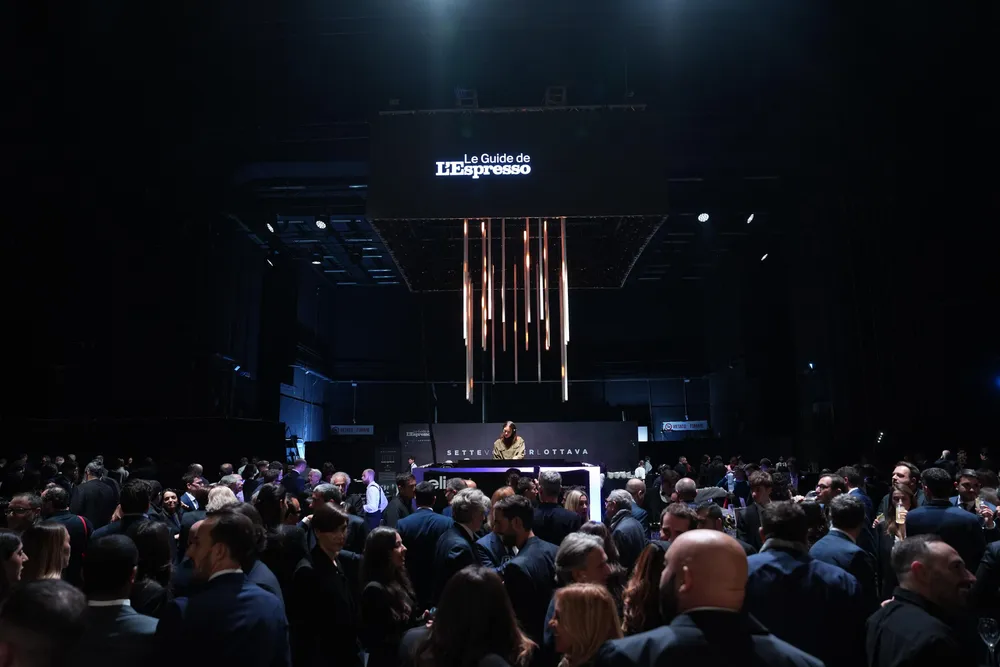 Dopo le sette arti classiche — architettura, scultura, pittura, musica, poesia, danza e cinema — l’alta cucina e il vino si sono affermati come Ottava arte, per la capacità di parlare a tutti i sensi e di trasformare un gesto quotidiano in esperienza culturale.