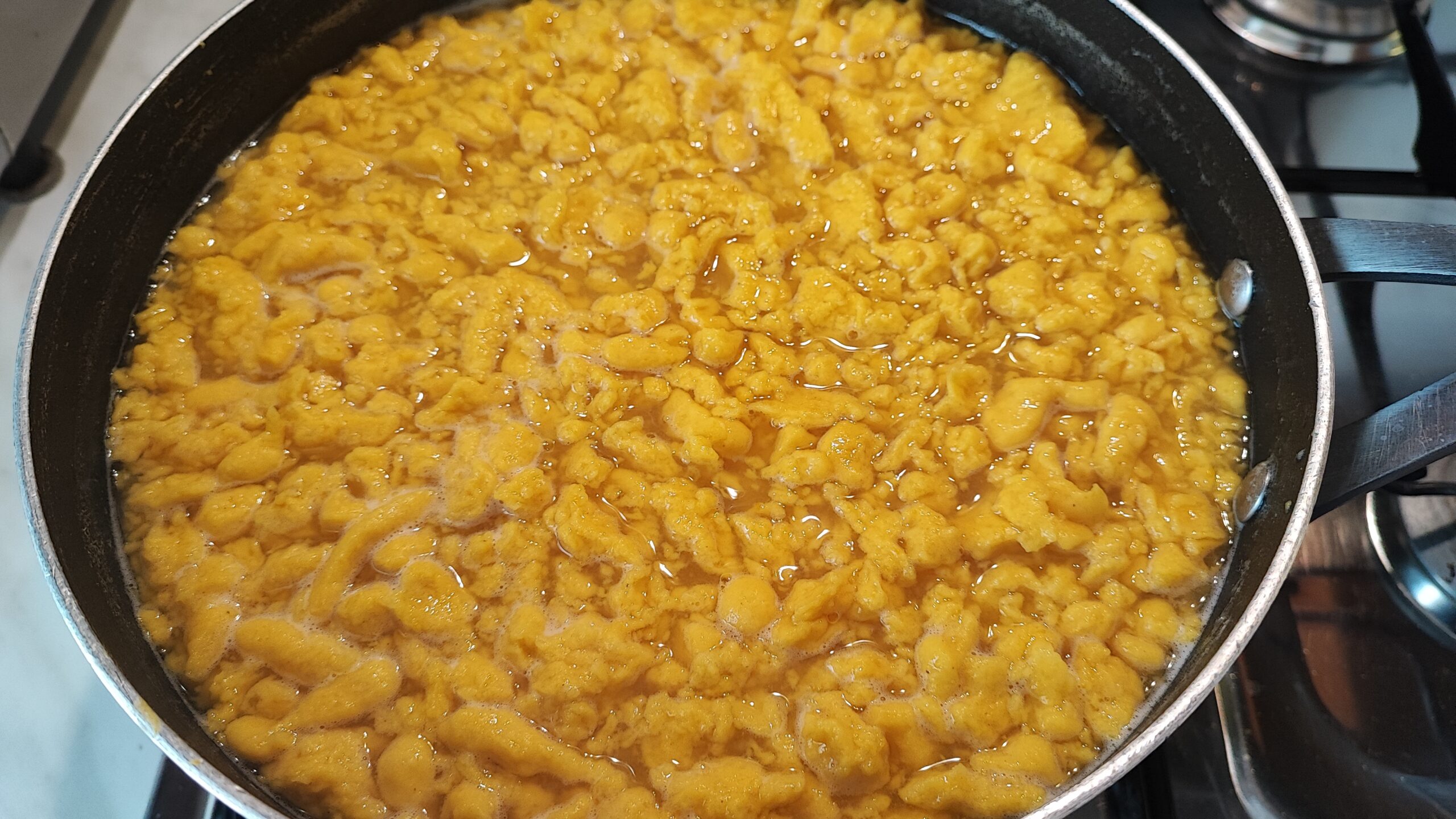 Gli Spatzle hanno l'aspetto di piccoli gnocchetti ed i più conosciuti sono quelli altoatesini solitamente a base di spinaci e generalmente conditi con burro e salvia.