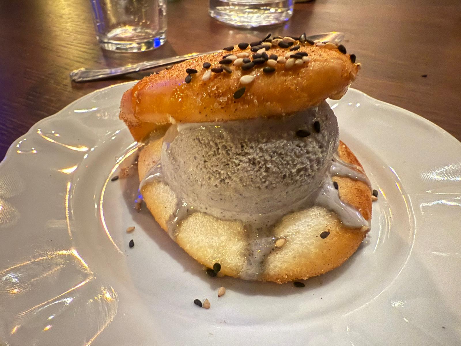 La serata inizia con un drink o un calice di vino accompagnati da alcune proposte della cucina e prende facilmente una piega nuova: l’aperitivo si allunga, si trasforma in cena informale, diventa un momento da condividere con gli amici tra tapas, sushi e musica.