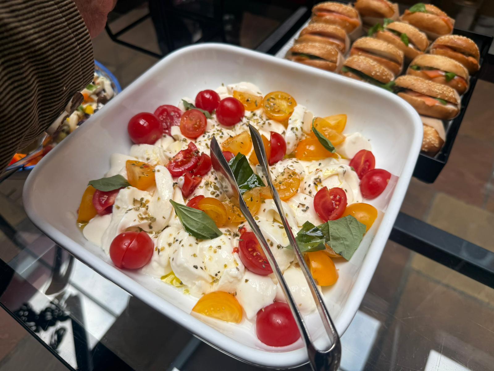 Pomodoro e mozzarella non potevano mancare.