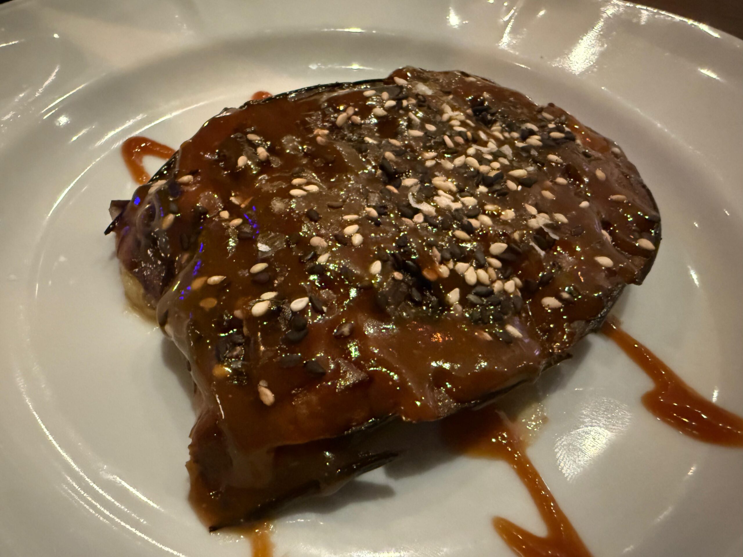 La proposta gastronomica porta la firma degli chef Buddy Tamang e Fabrizio Loris Melchiorre, che vantano esperienze internazionali tra Australia, Nuova Zelanda e Italia, oltre a un solido background nella cucina asiatica. Il loro percorso