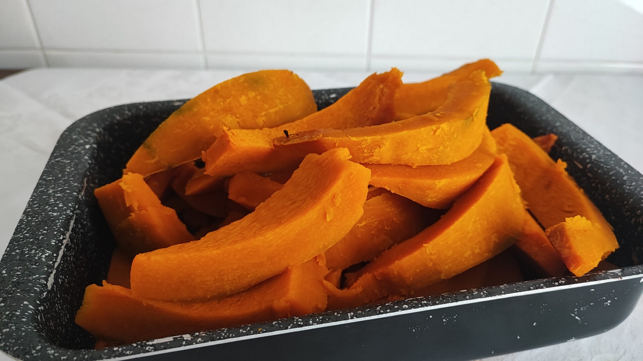 Lasciate da parte per un momento la pastella. In un tegame basso e largo, portate a bollore l'acqua per lessare gli Spatzle.
