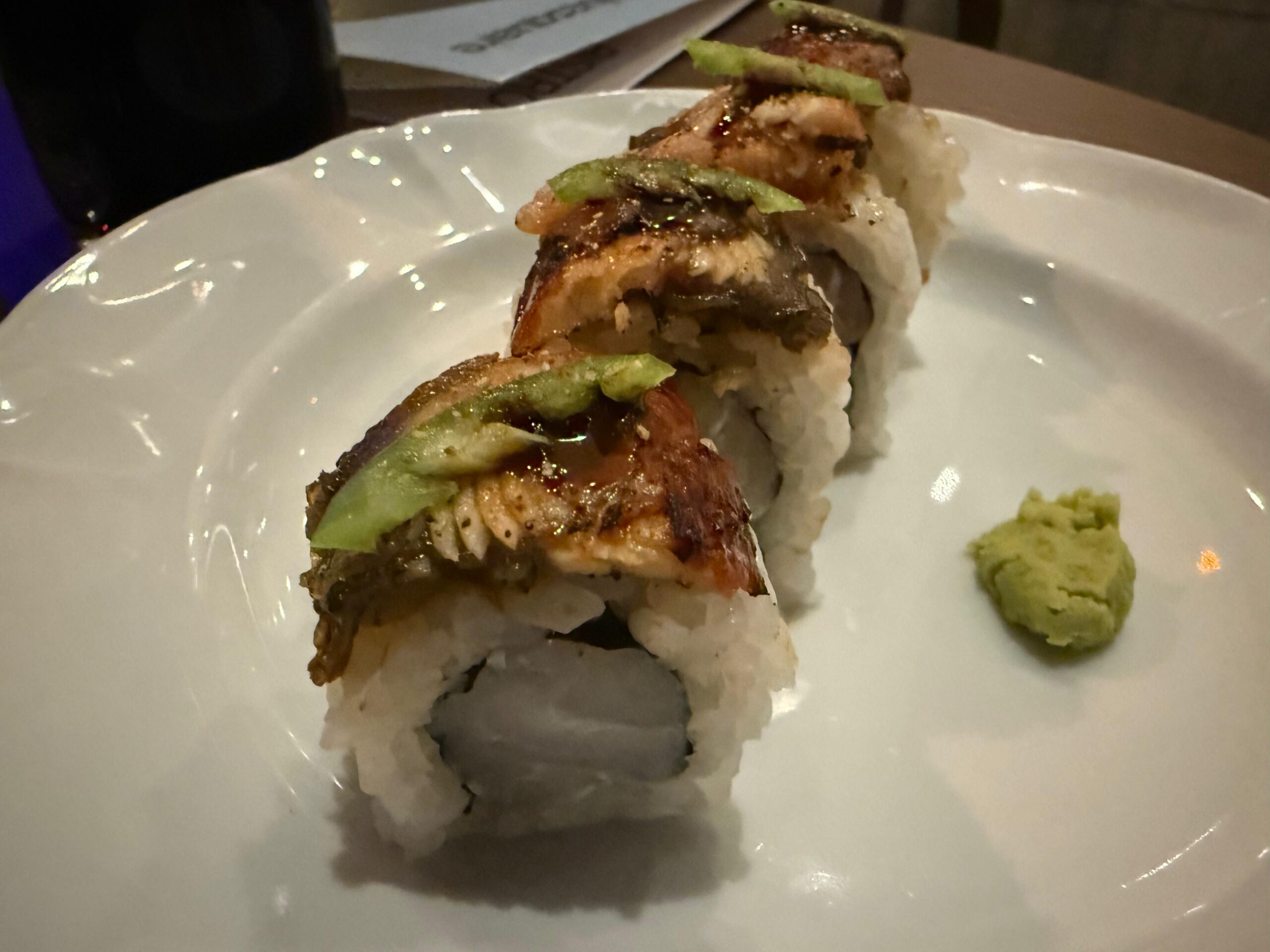 Le tapas di Bluesquare non sono semplici stuzzichini: sono piattini pensati per essere condivisi e assaporati lentamente, con un equilibrio tra ingredienti mediterranei e tecniche asiatiche.