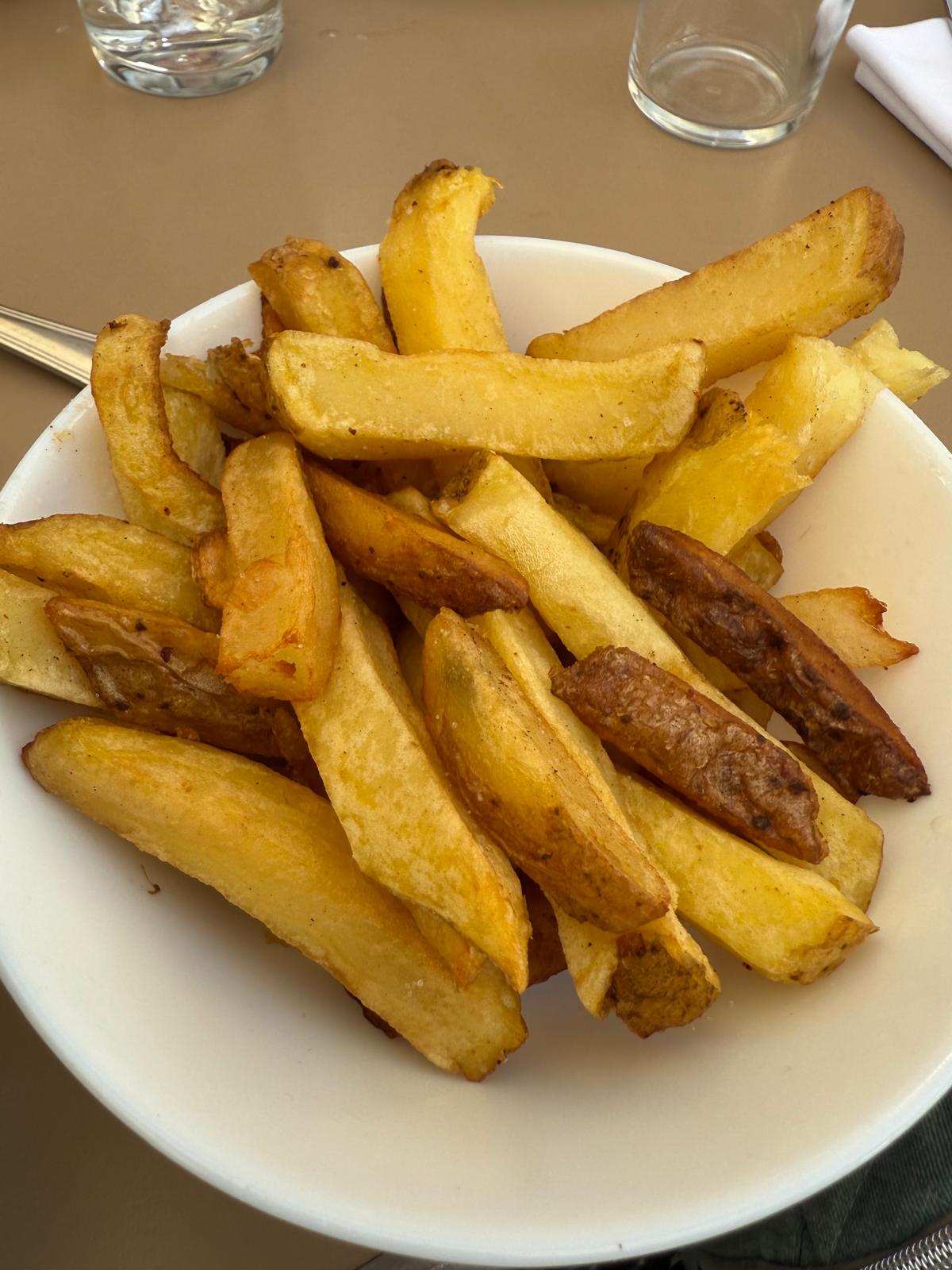 Si tratta di cozze accompagnate da patatine fritte.