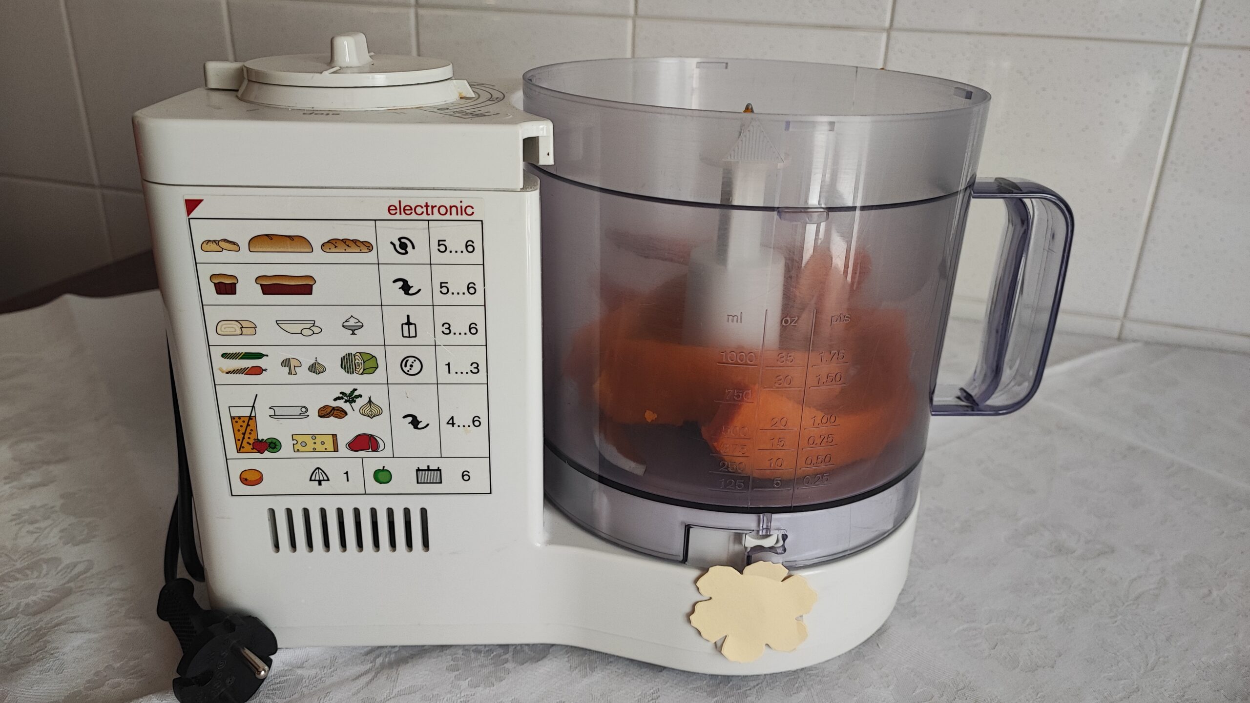 A questo punto aggiungete uova e farina. Azionate e frullate fino a che non otterrete una crema che non dovrà risultare troppo liquida. Aggiustate di sale e noce moscata
