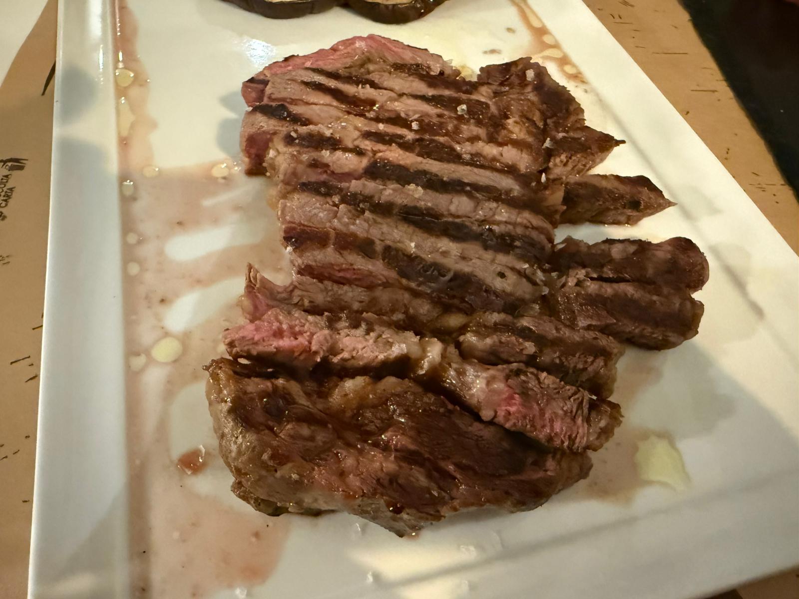 Vegetariani e vegani sono sempre di più ma la carne piace ancora a molti.