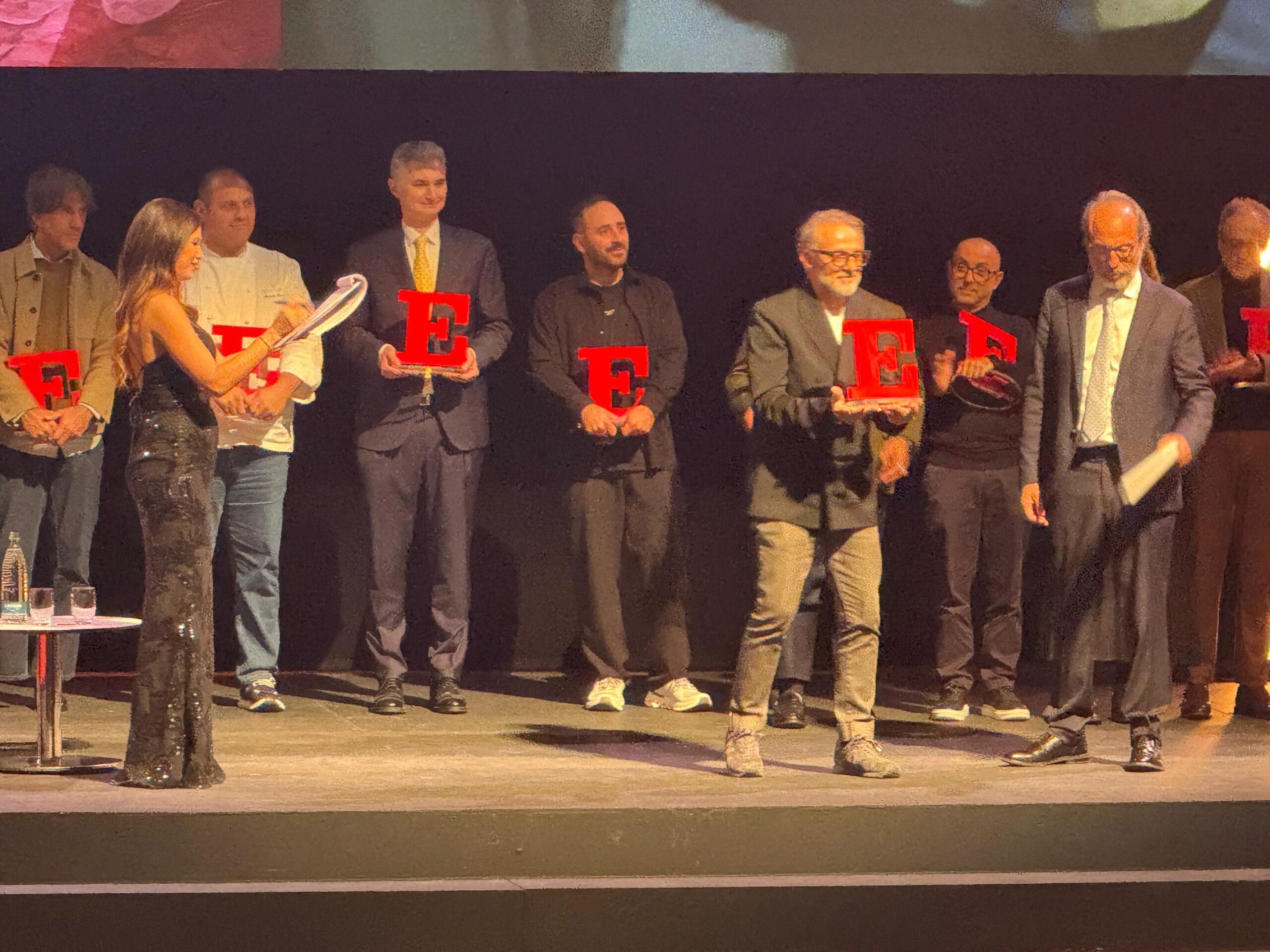 Dietro a questa edizione 2026, c’è un lavoro che racconta la dimensione di un intero anno di reportage itinerante. 