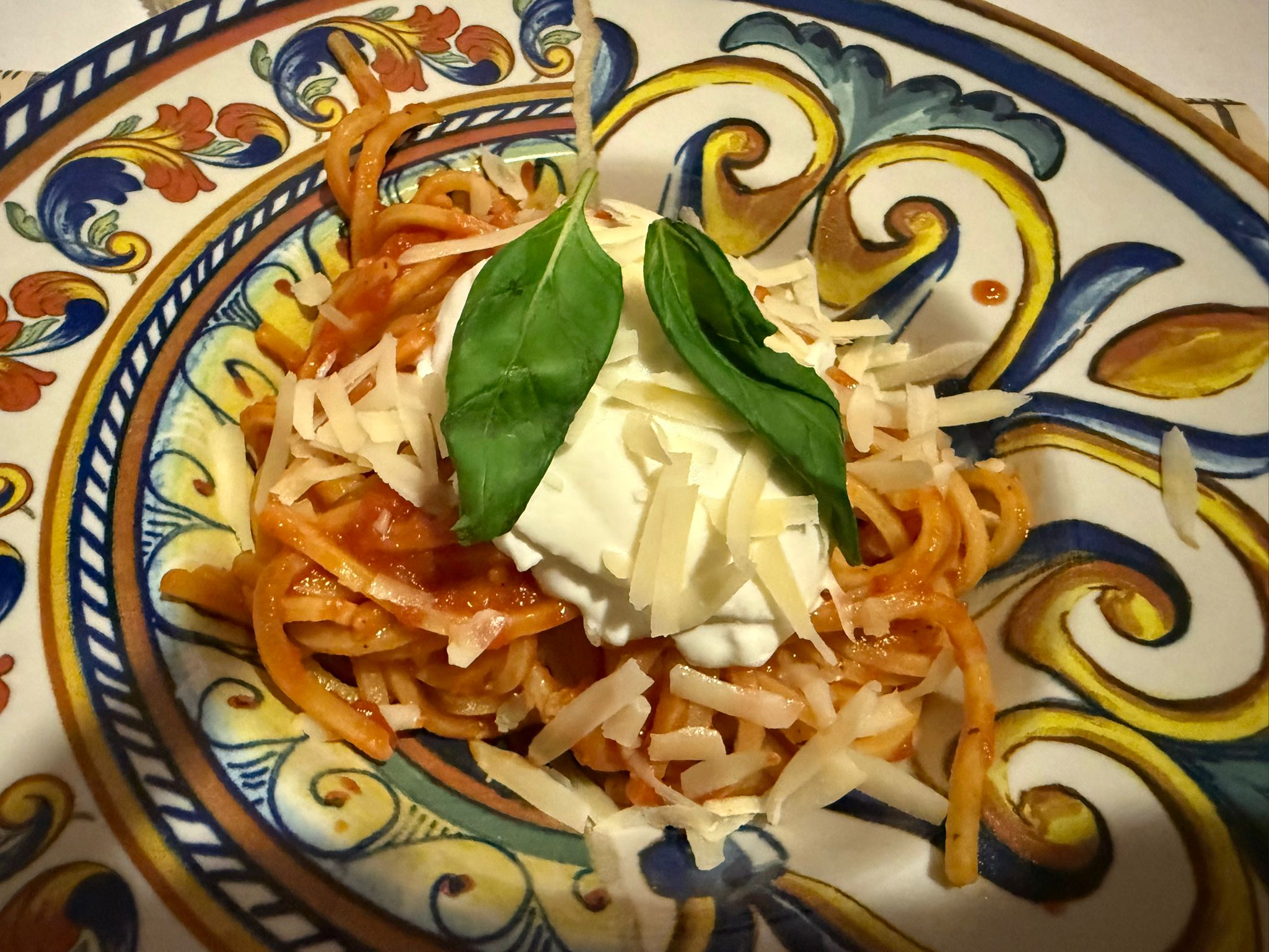 Ha le tipiche pizze napoletane ma non solo.