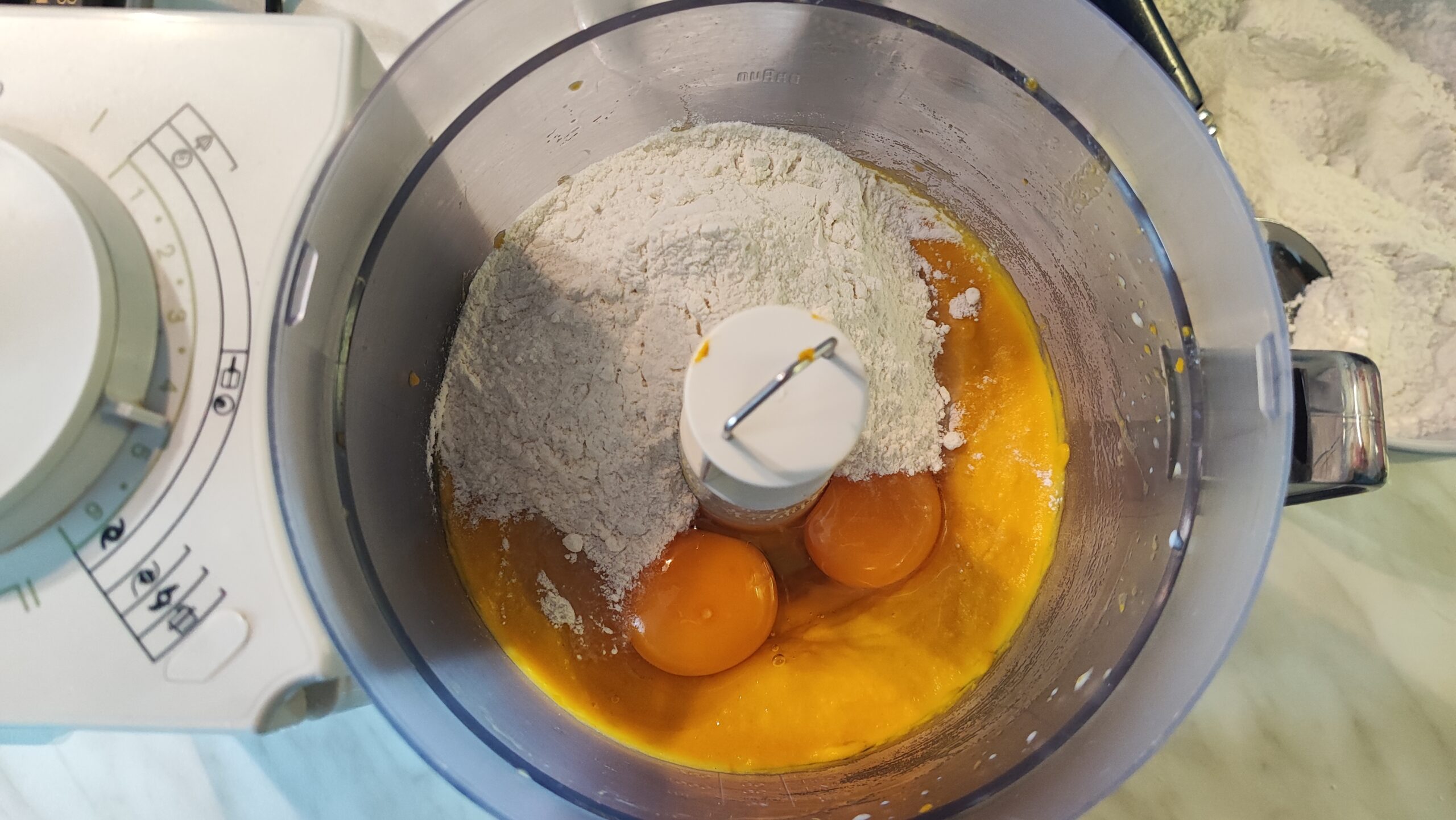 Prendete ora la zucca pulita ed ammorbidita, mettetela in un mixer e frullatela.
