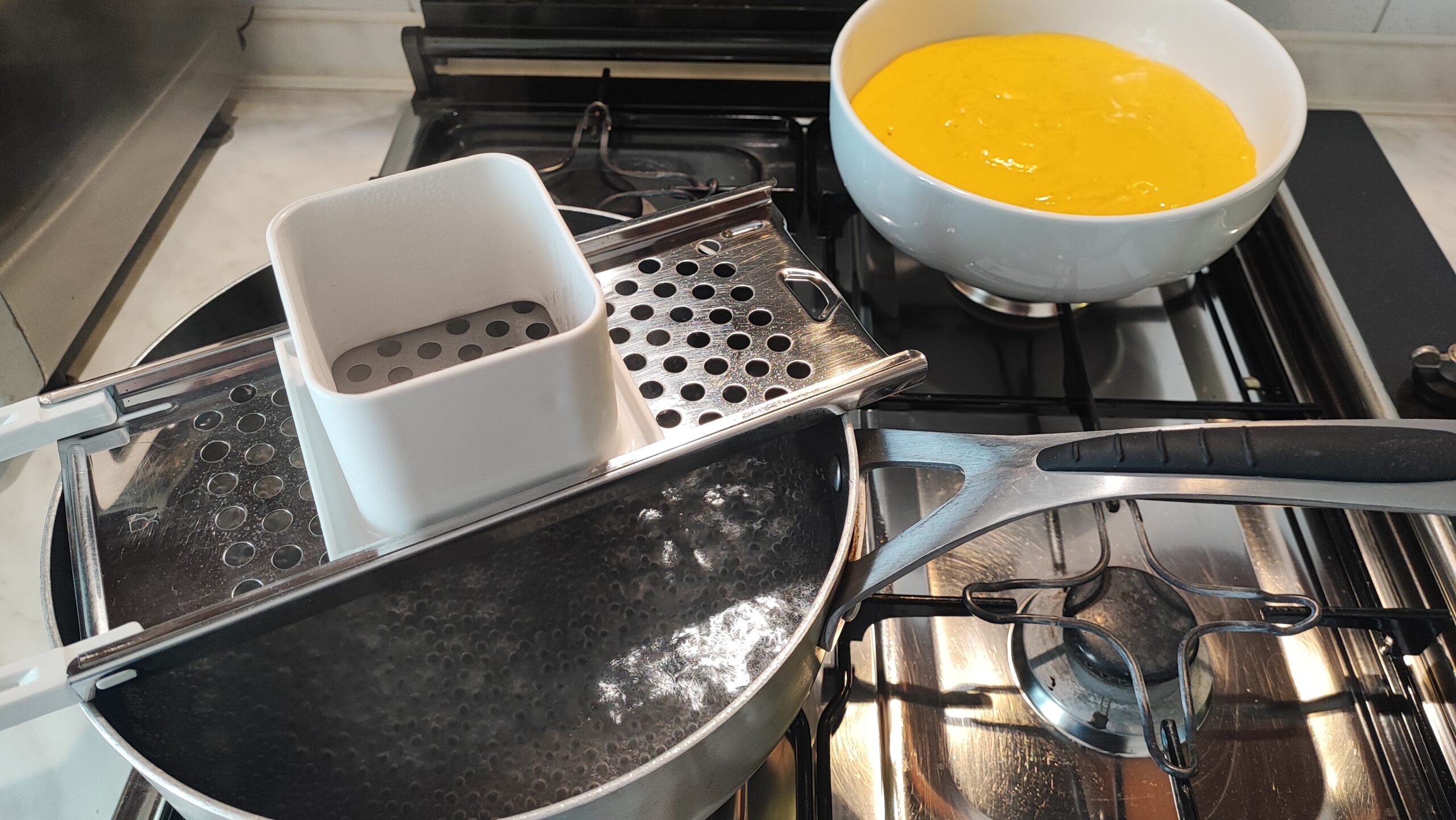 INGREDIENTI per 4 persone
250 gr Zucca già pulita

2 Uova

270 gr Farina 00

80 gr Latte

Olio extravergine d'oliva q.b.

Sale fino q.b.

Noce moscata q.b.