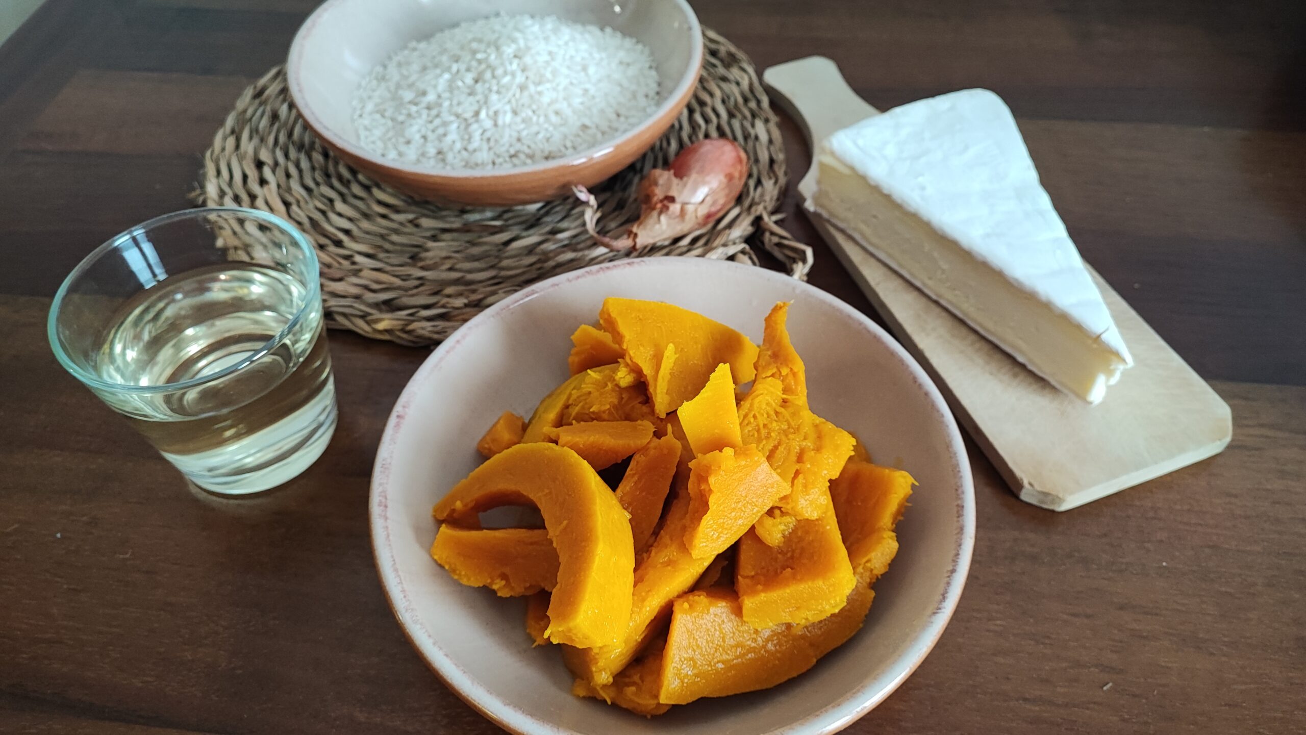 Impiattate e aggiungete qualche pezzetto di Brie come decorazione.

