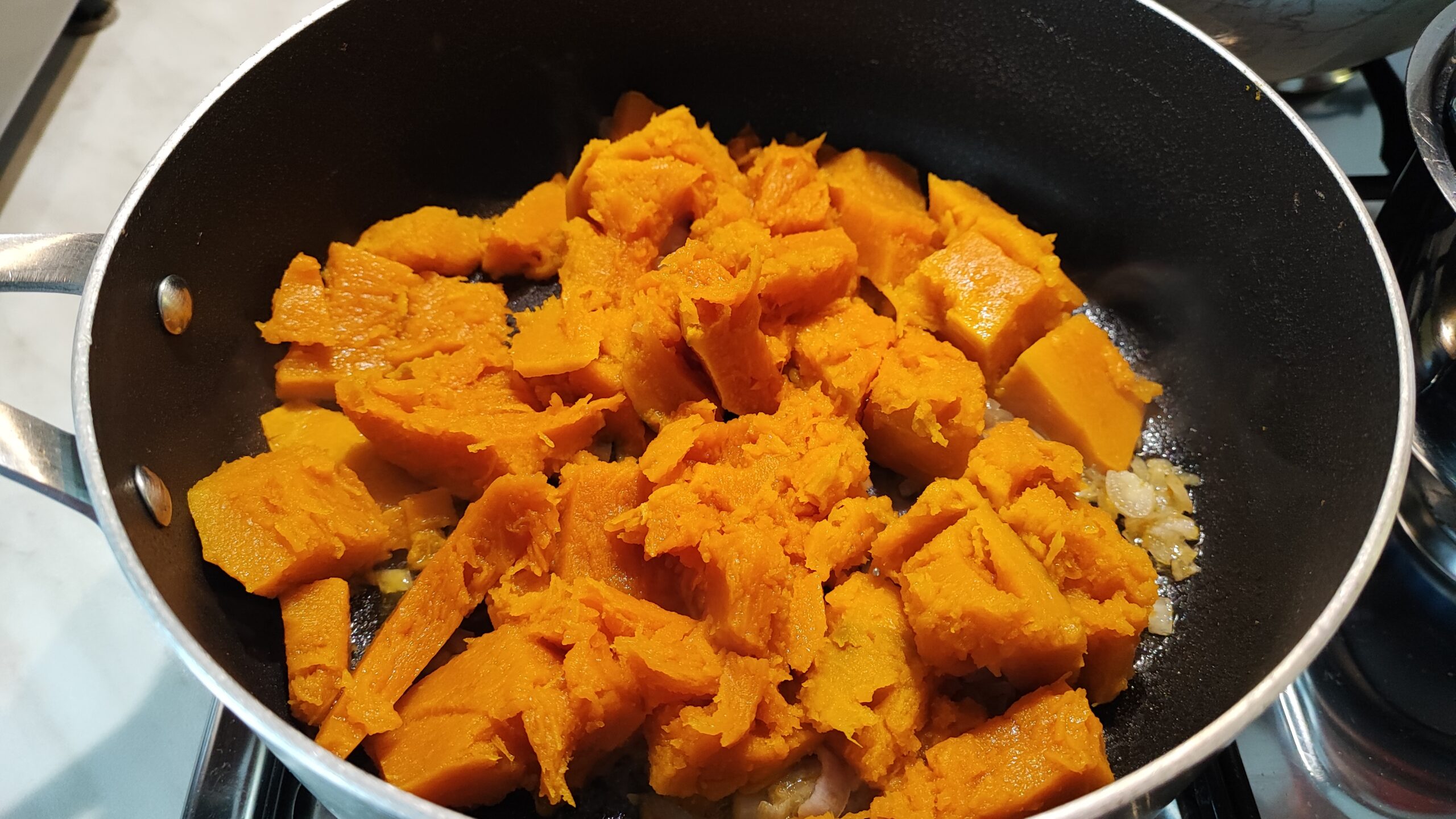 
320 gr di riso per risotti

250 gr di zucca già lessata

1 bicchiere di Vino bianco

150 gr Brie per mantecare

Brodo di carne

Olio EVO

Scalogno qb