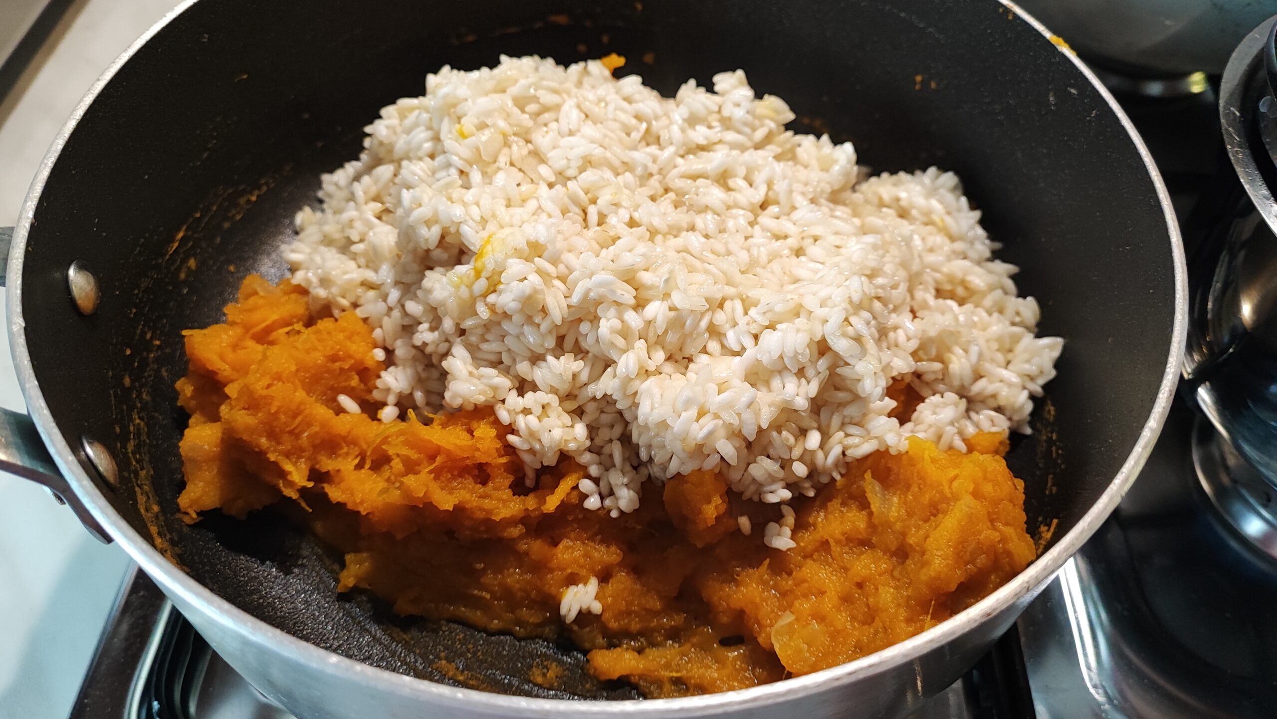 A cottura quasi ultimata, aggiungete il Brie a piccoli pezzi e mantecate.

